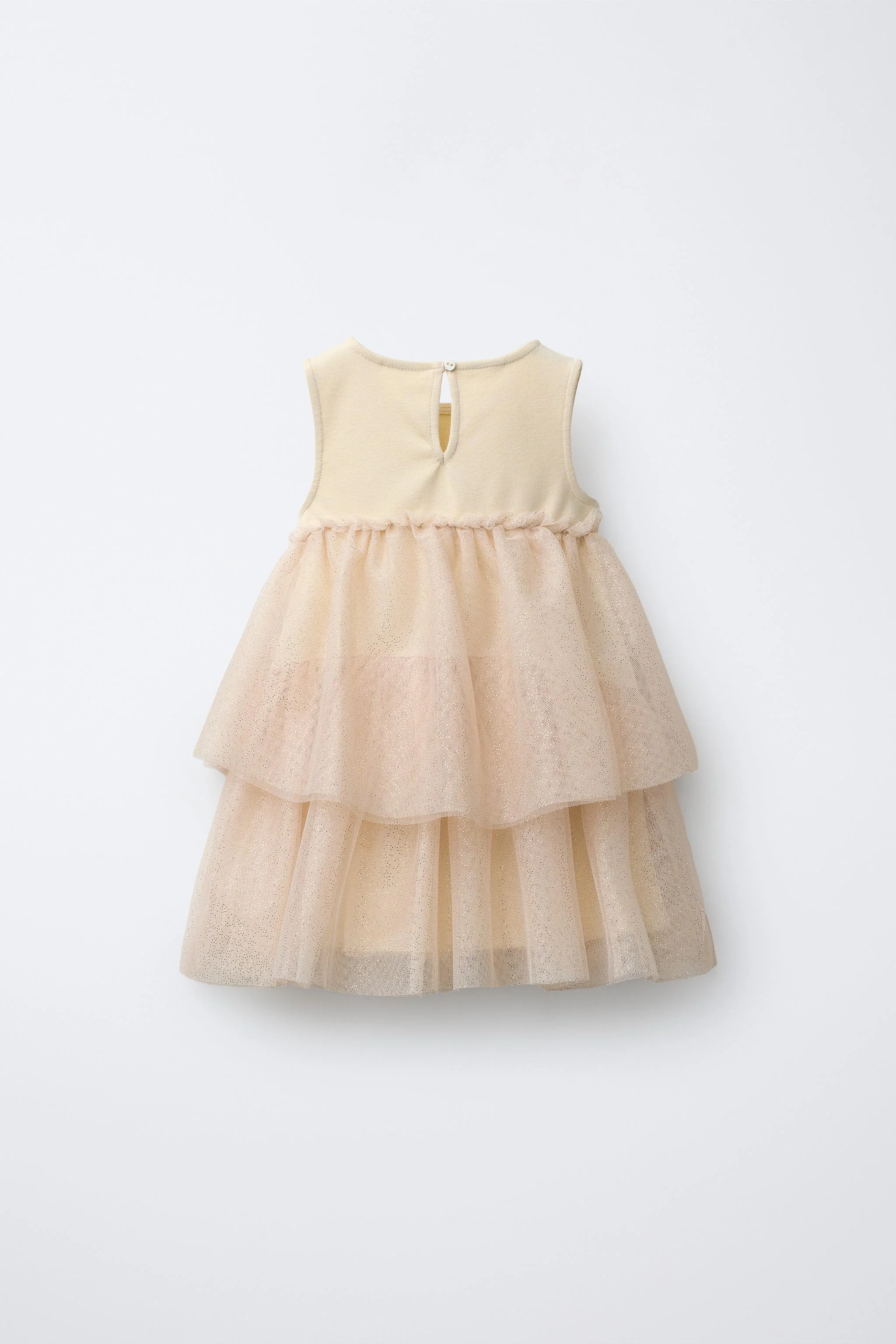 پیراهن ترکیبی با یقه گرد و طراحی بدون آستین. دارای دکمه قطره اشکی در پشت. دامن توری با جزئیات براق. آستر داخلی همرنگ.