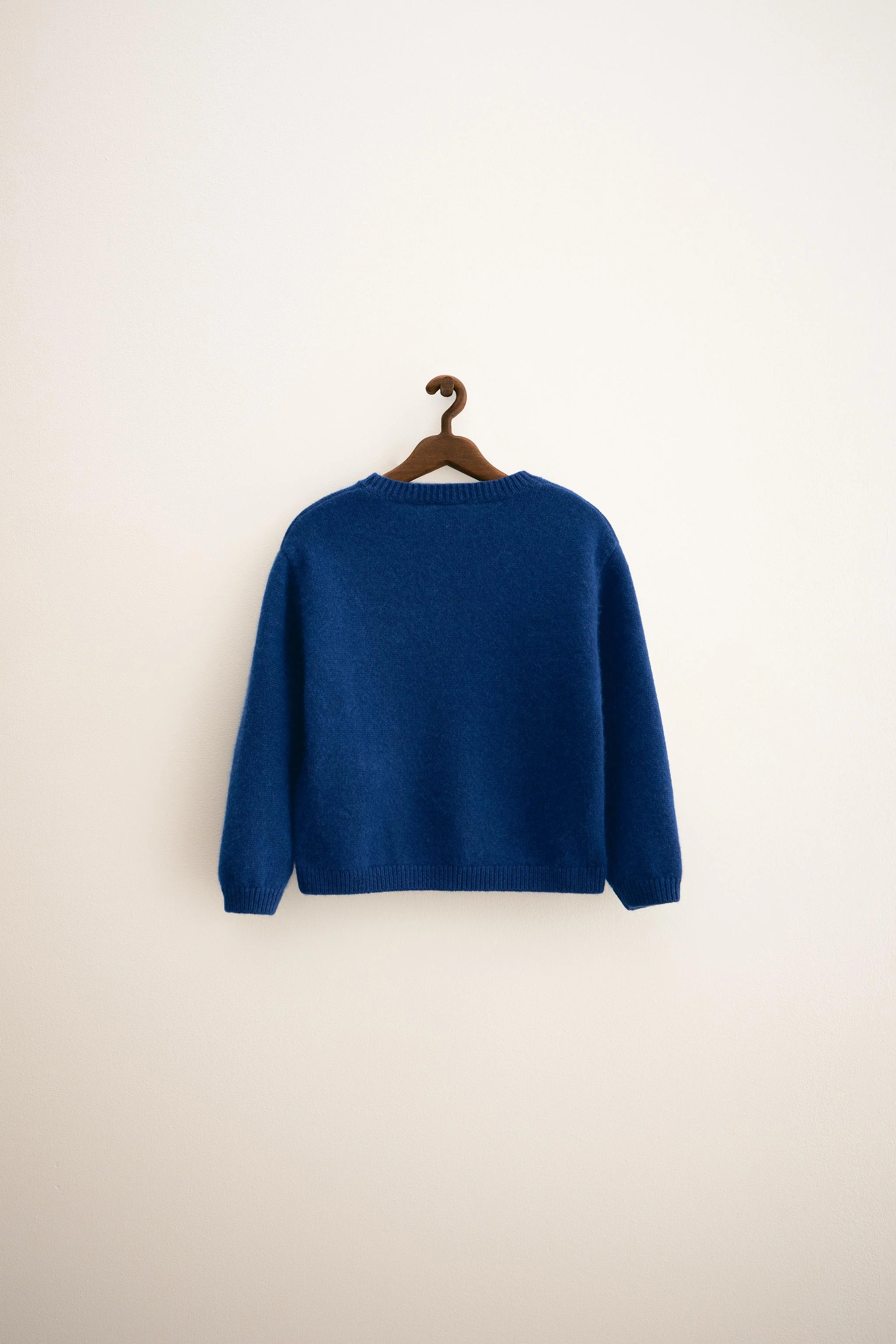 ژاکت بافت ساده ZARA TIMELESS - ۱۰۰٪ کشمیر، با تن خور راحت. دارای یقه کشبافت. در رنگ های مختلف موجود است. ترکیب دو رنگ آن با کلاه ها و دستمال سرهای این مجموعه به آسانی امکان پذیر است. در صورت اطمینان نداشتن از سایز، توصیه می کنیم به راهنمای سایز ما مراجعه کنید یا با ما تماس بگیرید. در صورت لزوم، خوشحال می شویم اندازه گیری ها را در اختیار شما قرار دهیم. ژاکت بافت ساده ZARA TIMELESS - ۱۰۰٪ کشمیر، با تن خور راحت. دارای یقه کشبافت. در رنگ های مختلف موجود است. ترکیب دو رنگ آن با کلاه ها و دستمال سرهای این مجموعه به آسانی امکان پذیر است. در صورت اطمینان نداشتن از سایز، توصیه می کنیم به راهنمای سایز ما مراجعه کنید یا با ما تماس بگیرید. در صورت لزوم، خوشحال می شویم اندازه گیری ها را در اختیار شما قرار دهیم.