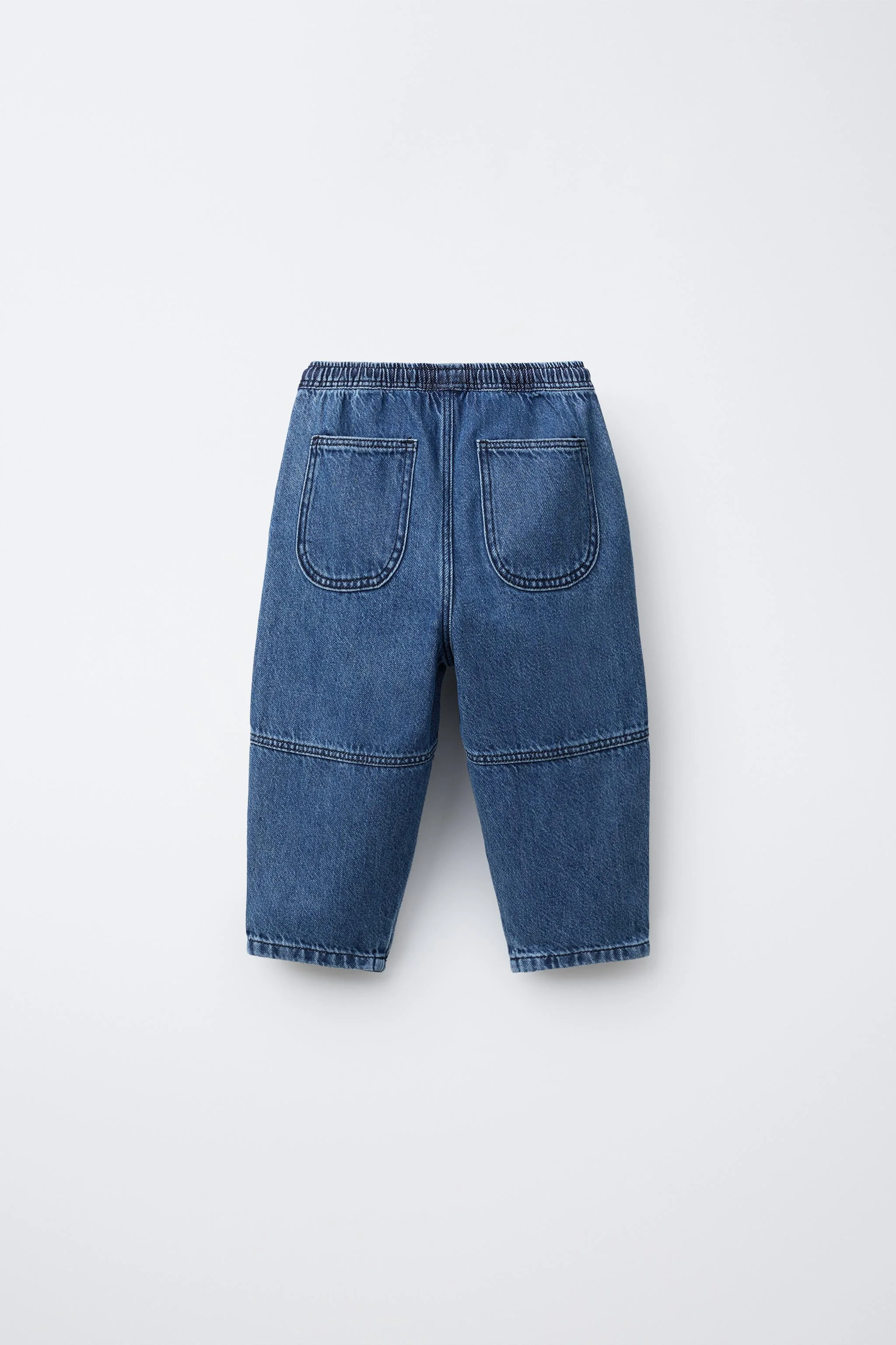 شلوار جین بگ با کمر کشی و بند قابل تنظیم در جلو. دارای جیب های تکه ای در جلو و پشت. شلوار جین بگ با کمر کشی و بند قابل تنظیم در جلو. دارای جیب های تکه ای در جلو و پشت.