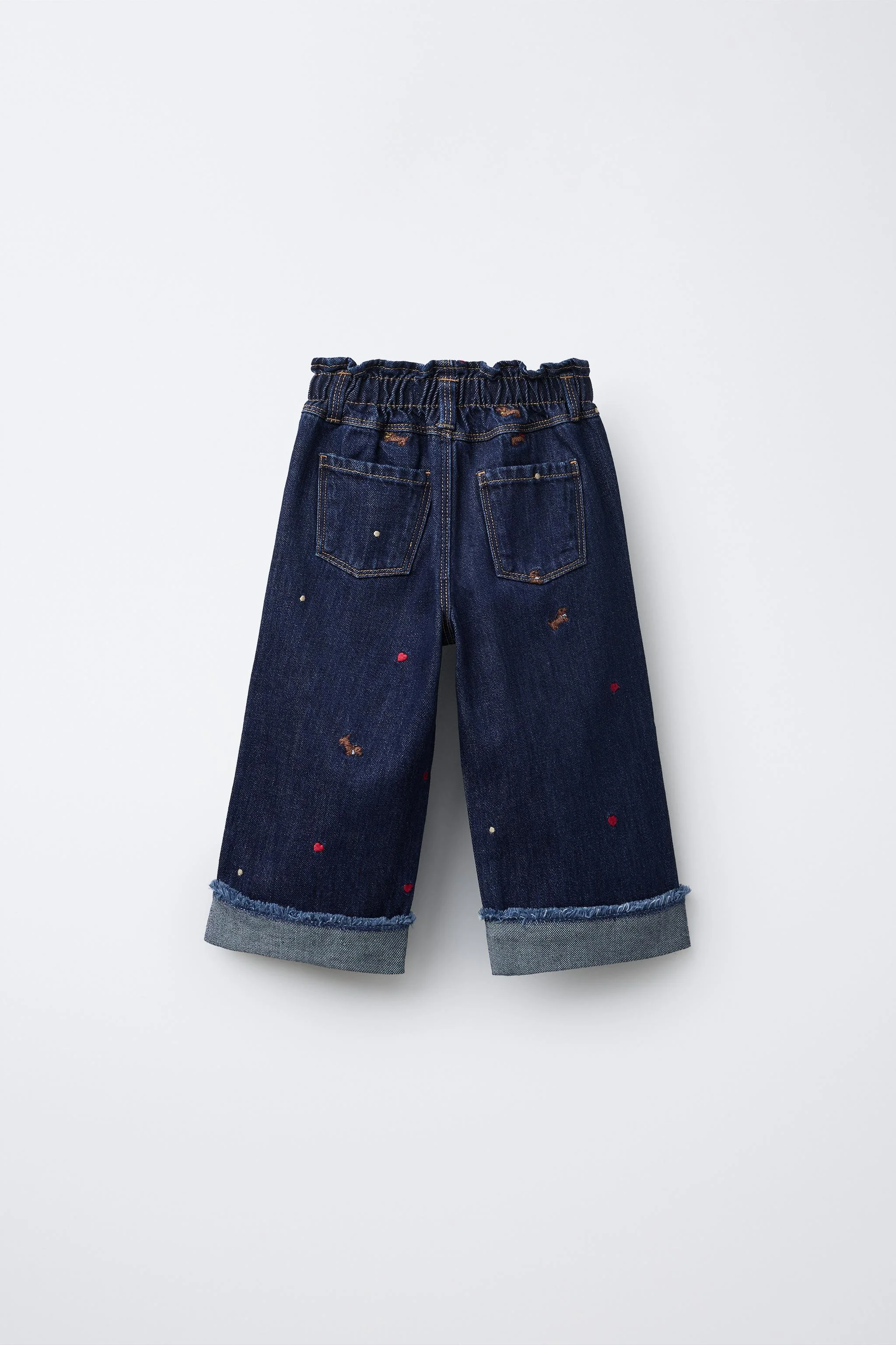 شلوار جین گشاد با کمر کشی و دکمه جلویی. دارای جیب های جلو و جیب های تکه ای در پشت. دارای جزئیات گلدوزی سگ. لبه های تا شده. شلوار جین گشاد با کمر کشی و دکمه جلویی. دارای جیب های جلو و جیب های تکه ای در پشت. دارای جزئیات گلدوزی سگ. لبه های تا شده.