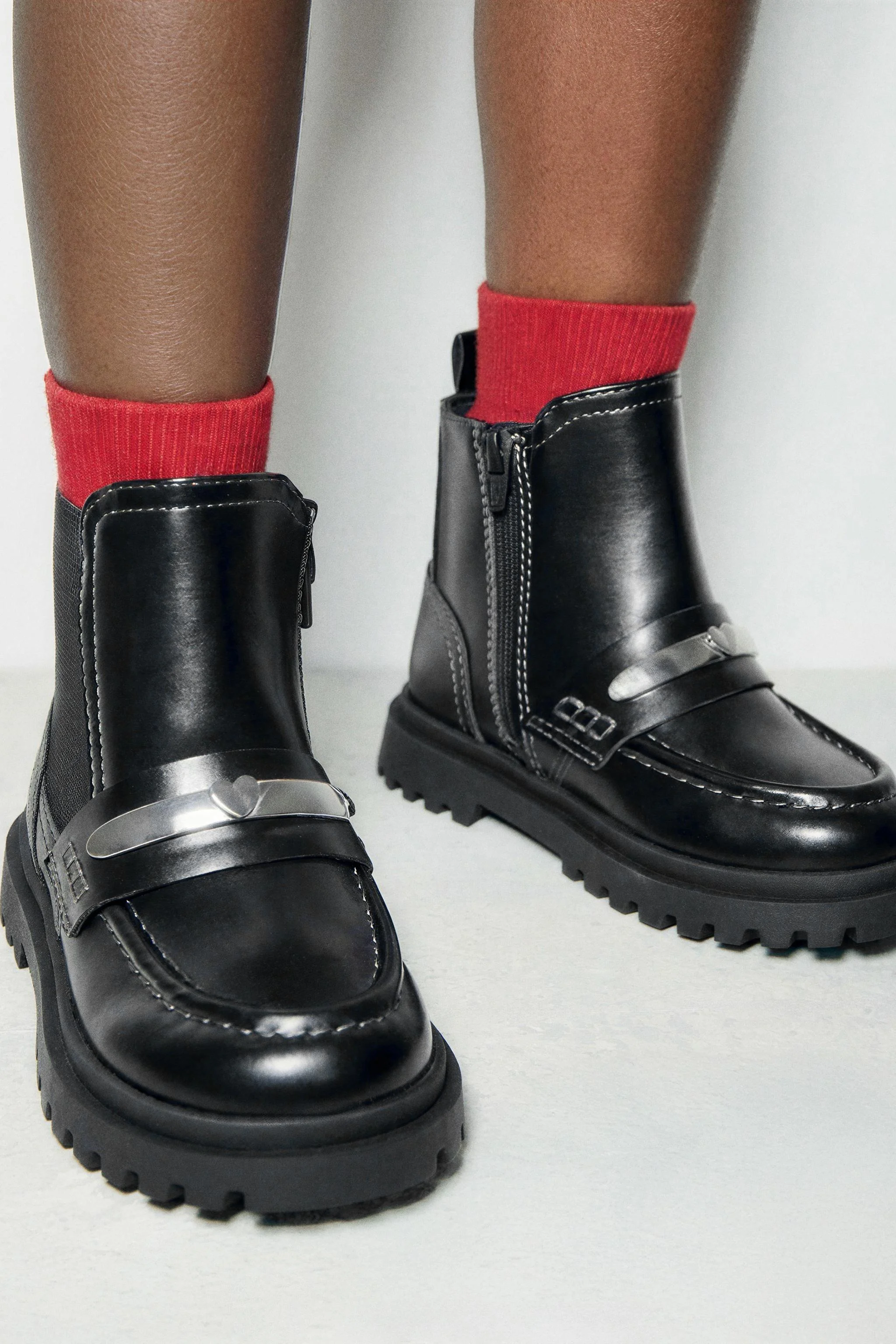 بوت های چلسی با تزیین قلب فلزی. دارای زیپ در قسمت کناری. دارای پنل های جانبی الاستیک و زبانه پشتی برای سهولت در پوشیدن. کفی انعطاف پذیر. زیره لاستیکی. بوت های چلسی با تزیین قلب فلزی. دارای زیپ در قسمت کناری. دارای پنل های جانبی الاستیک و زبانه پشتی برای سهولت در پوشیدن. کفی انعطاف پذیر. زیره لاستیکی.