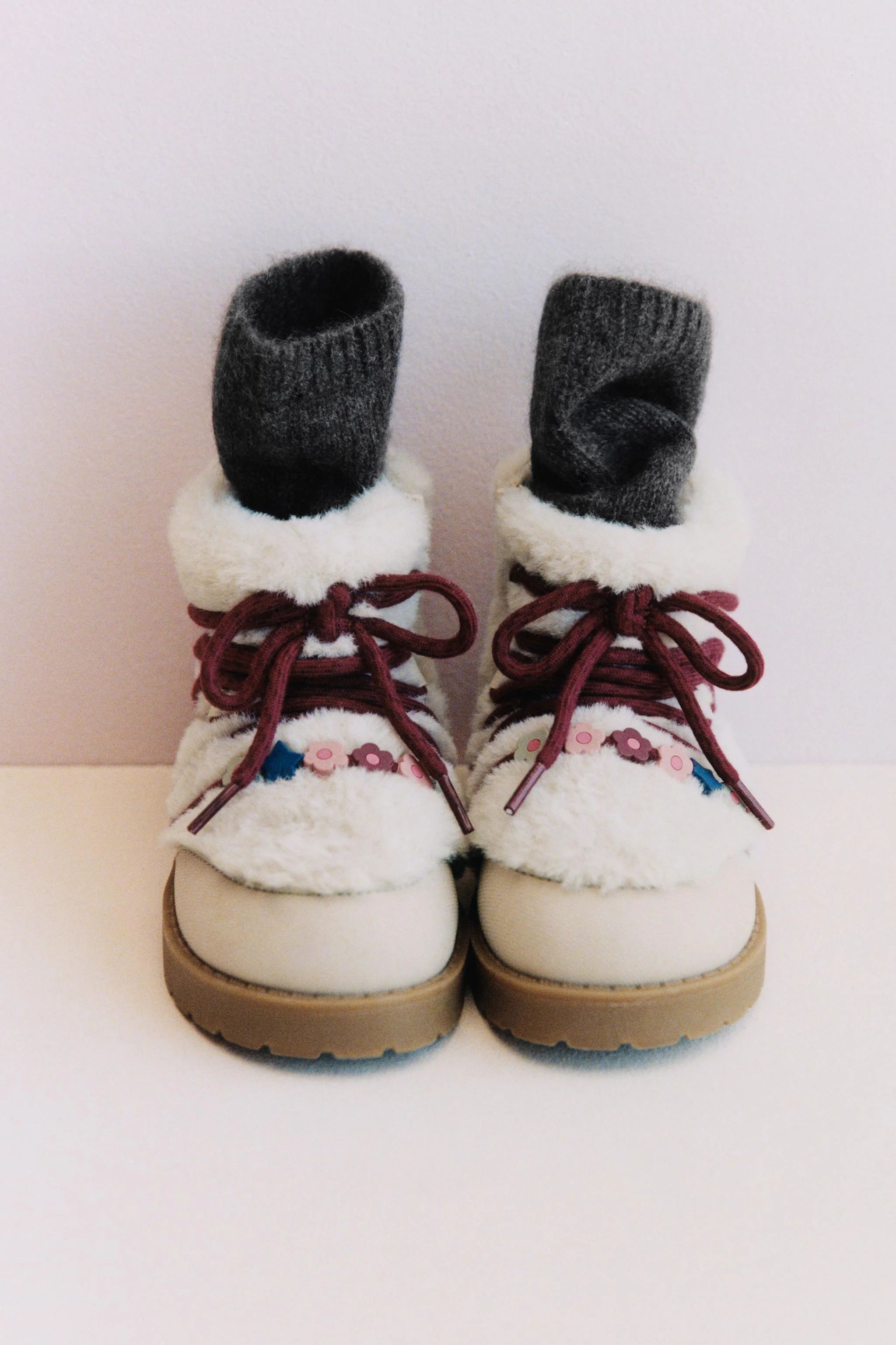 بوت های تزیین شده با مهره و خز مصنوعی بوت های تزیین شده با مهره و خز مصنوعی