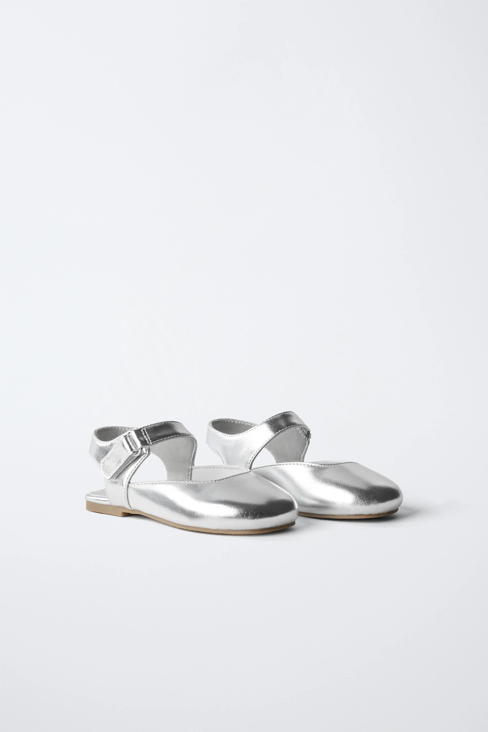 کفش باله پشتی باز با روکش متالیک. دارای بند چسبی در قسمت جانبی. کفی انعطاف پذیر. زیره لاستیکی. کفی فوم STARFIT® TECHNICAL کفش باله پشتی باز با روکش متالیک. دارای بند چسبی در قسمت جانبی. کفی انعطاف پذیر. زیره لاستیکی. کفی فوم STARFIT® TECHNICAL