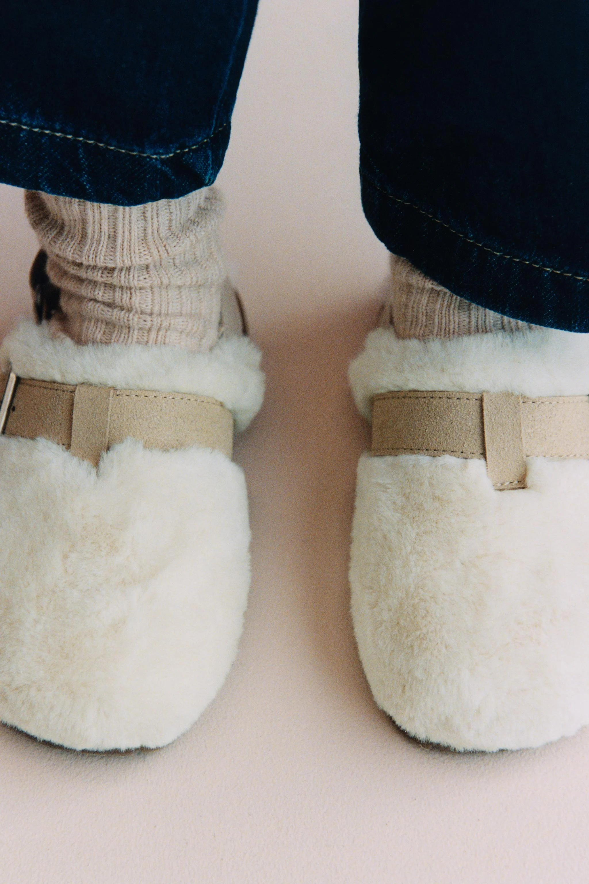 کفش های سبک کلاگ با روکش چرم مصنوعی و جزئیات سگک. دارای بند چسبی در پشت. زیره لاستیکی. کفش های سبک کلاگ با روکش چرم مصنوعی و جزئیات سگک. دارای بند چسبی در پشت. زیره لاستیکی.