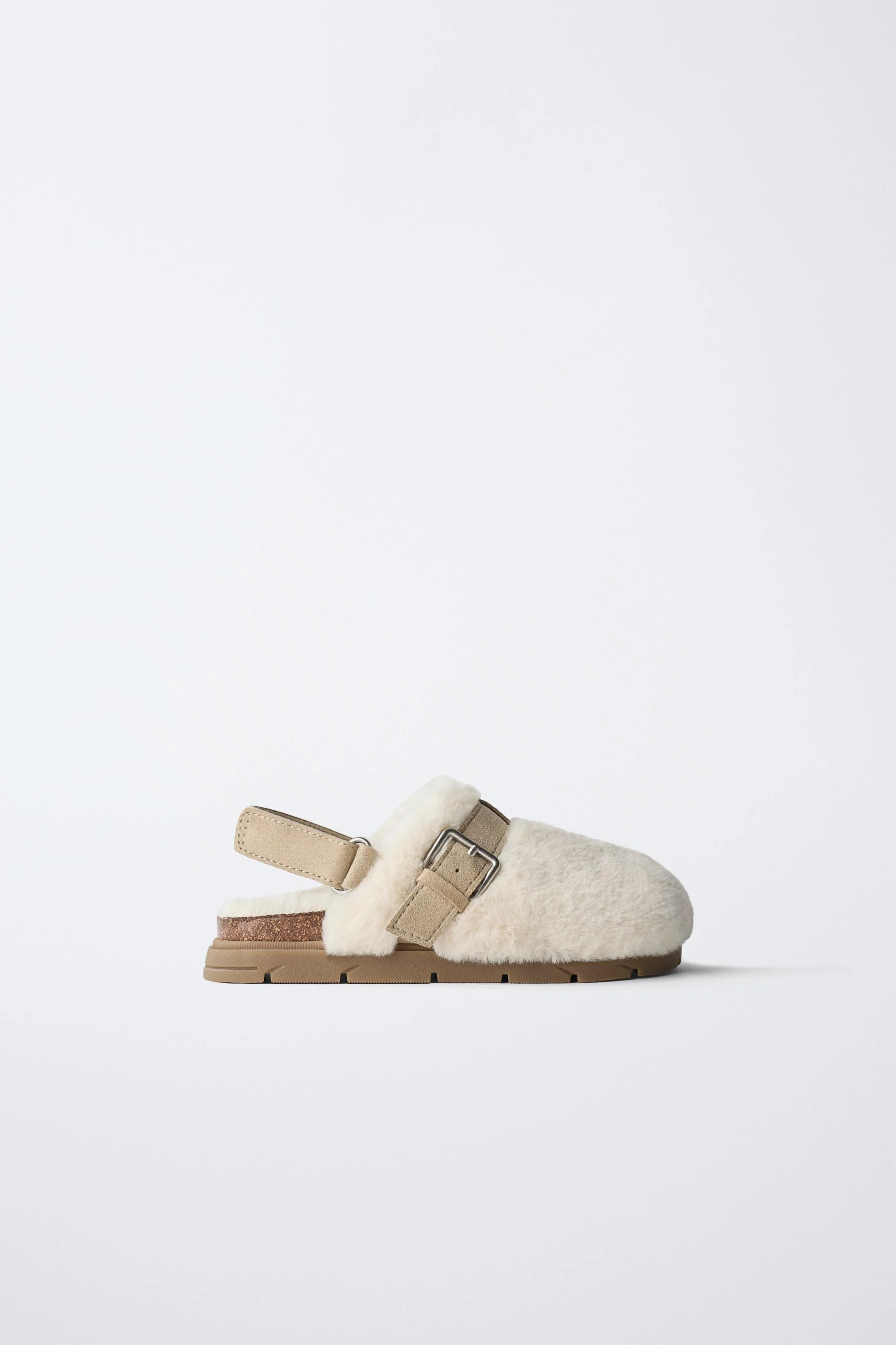 کفش های سبک کلاگ با روکش چرم مصنوعی و جزئیات سگک. دارای بند چسبی در پشت. زیره لاستیکی. کفش های سبک کلاگ با روکش چرم مصنوعی و جزئیات سگک. دارای بند چسبی در پشت. زیره لاستیکی.