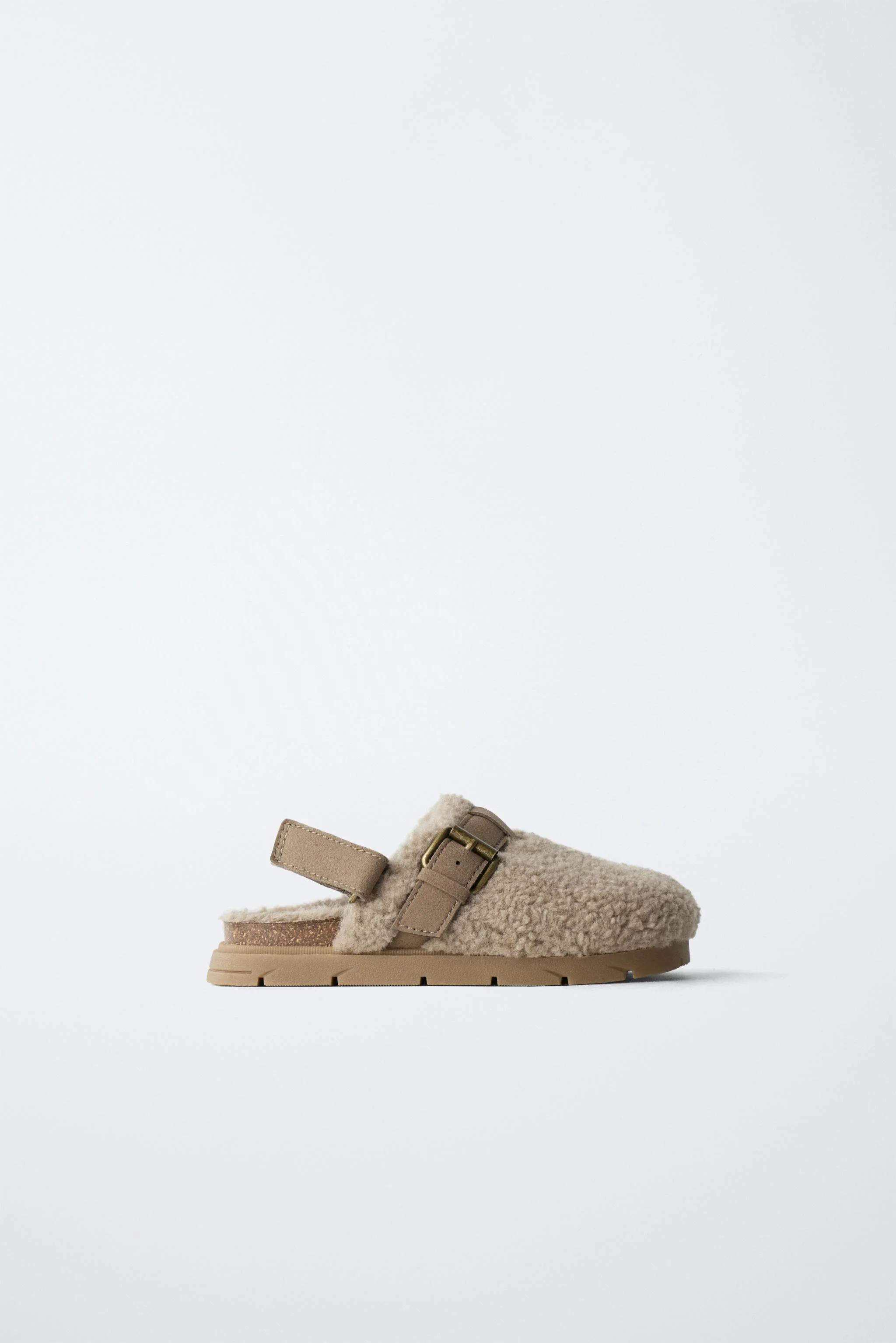 کفش های سبک کلاگ با روکش چرم مصنوعی و جزئیات سگک. دارای بند چسبی در پشت. زیره لاستیکی. کفش های سبک کلاگ با روکش چرم مصنوعی و جزئیات سگک. دارای بند چسبی در پشت. زیره لاستیکی.