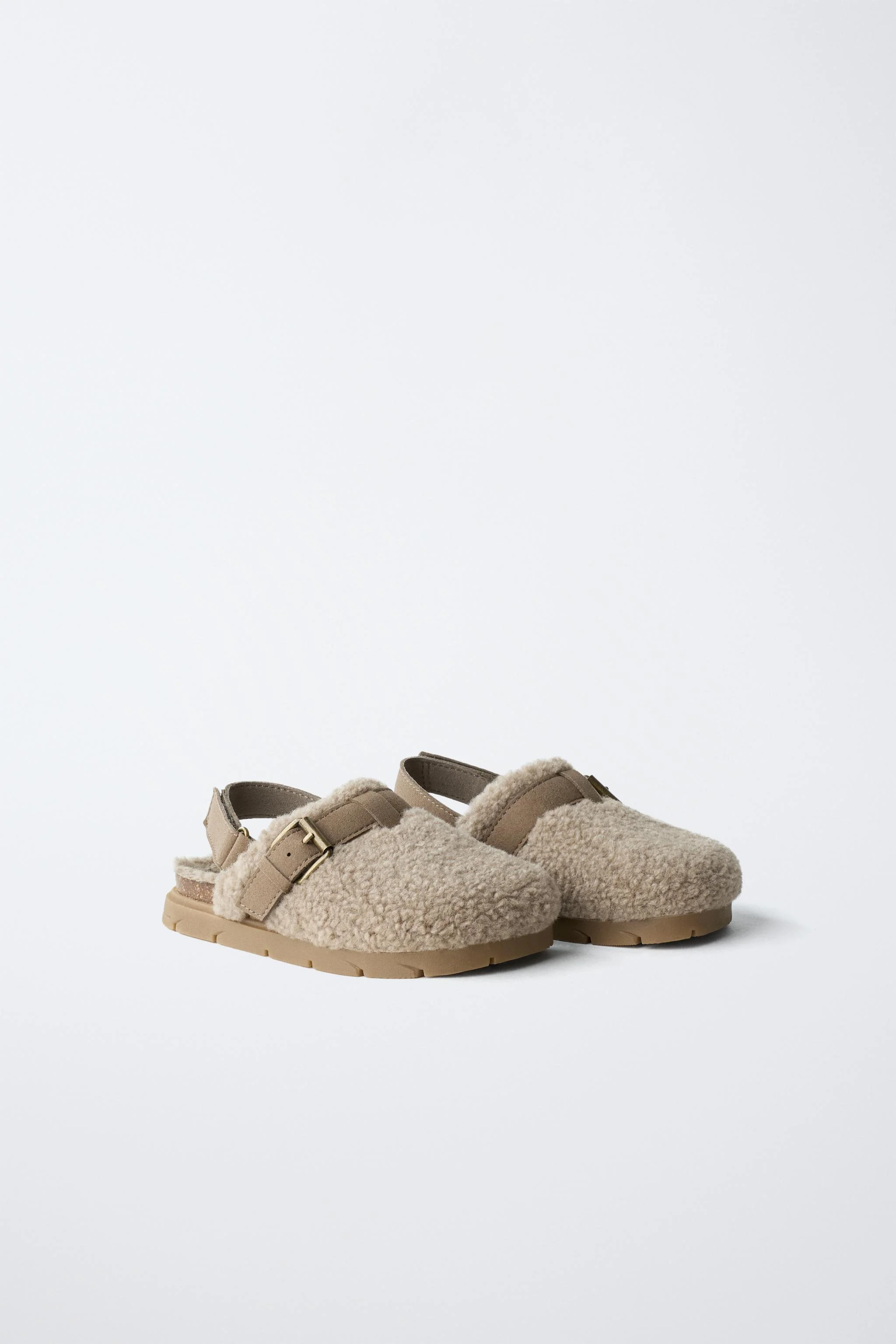 کفش های سبک کلاگ با روکش چرم مصنوعی و جزئیات سگک. دارای بند چسبی در پشت. زیره لاستیکی. کفش های سبک کلاگ با روکش چرم مصنوعی و جزئیات سگک. دارای بند چسبی در پشت. زیره لاستیکی.