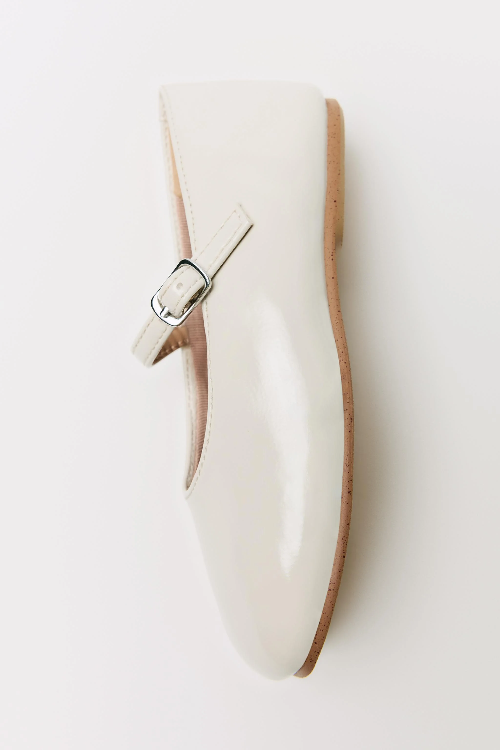 کفش باله با روکش ورنی. دارای سگک در قسمت کناری. کفی انعطاف پذیر. زیره لاستیکی. STARFIT کفش باله با روکش ورنی. دارای سگک در قسمت کناری. کفی انعطاف پذیر. زیره لاستیکی. STARFIT