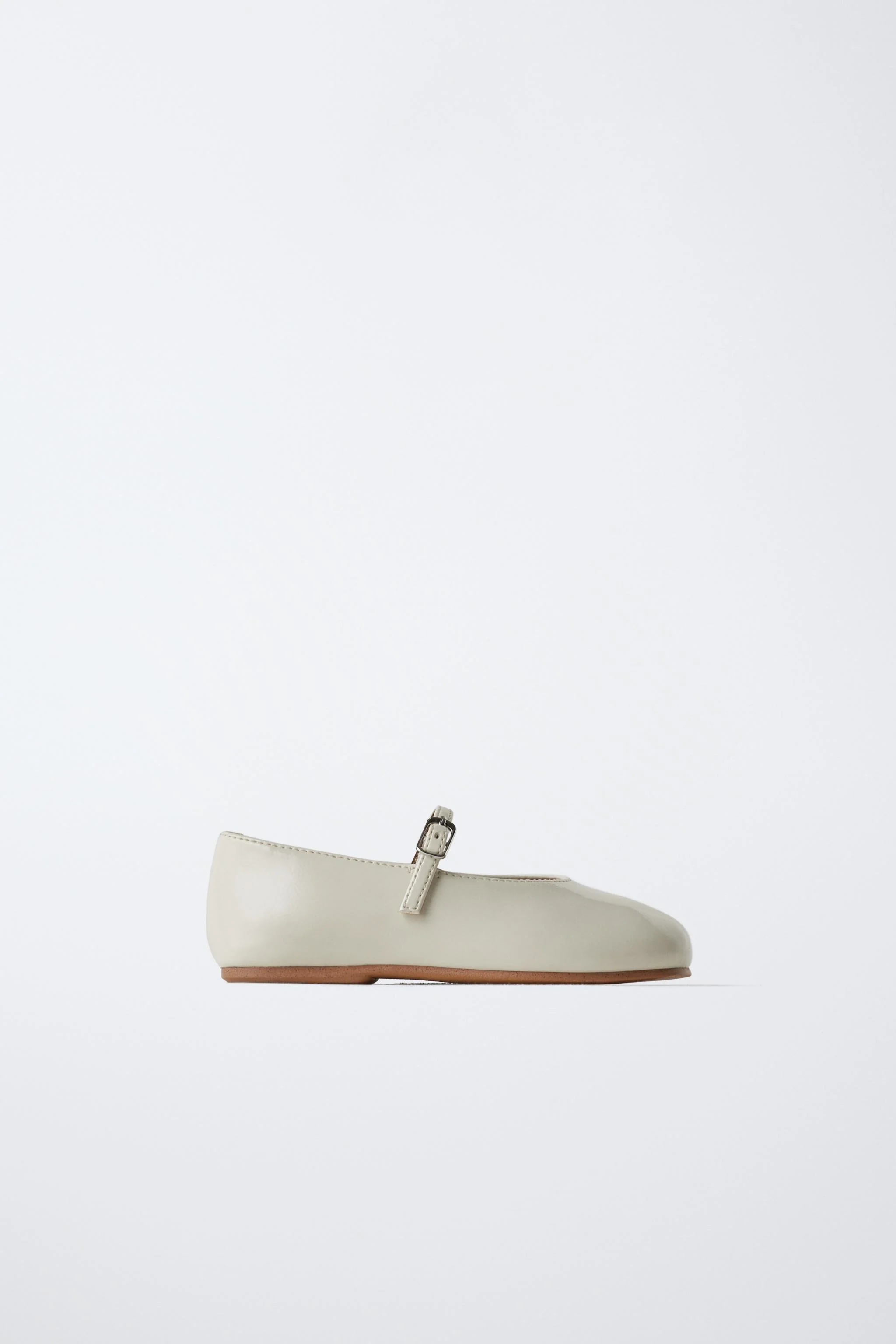 کفش باله با روکش ورنی. دارای سگک در قسمت کناری. کفی انعطاف پذیر. زیره لاستیکی. STARFIT کفش باله با روکش ورنی. دارای سگک در قسمت کناری. کفی انعطاف پذیر. زیره لاستیکی. STARFIT