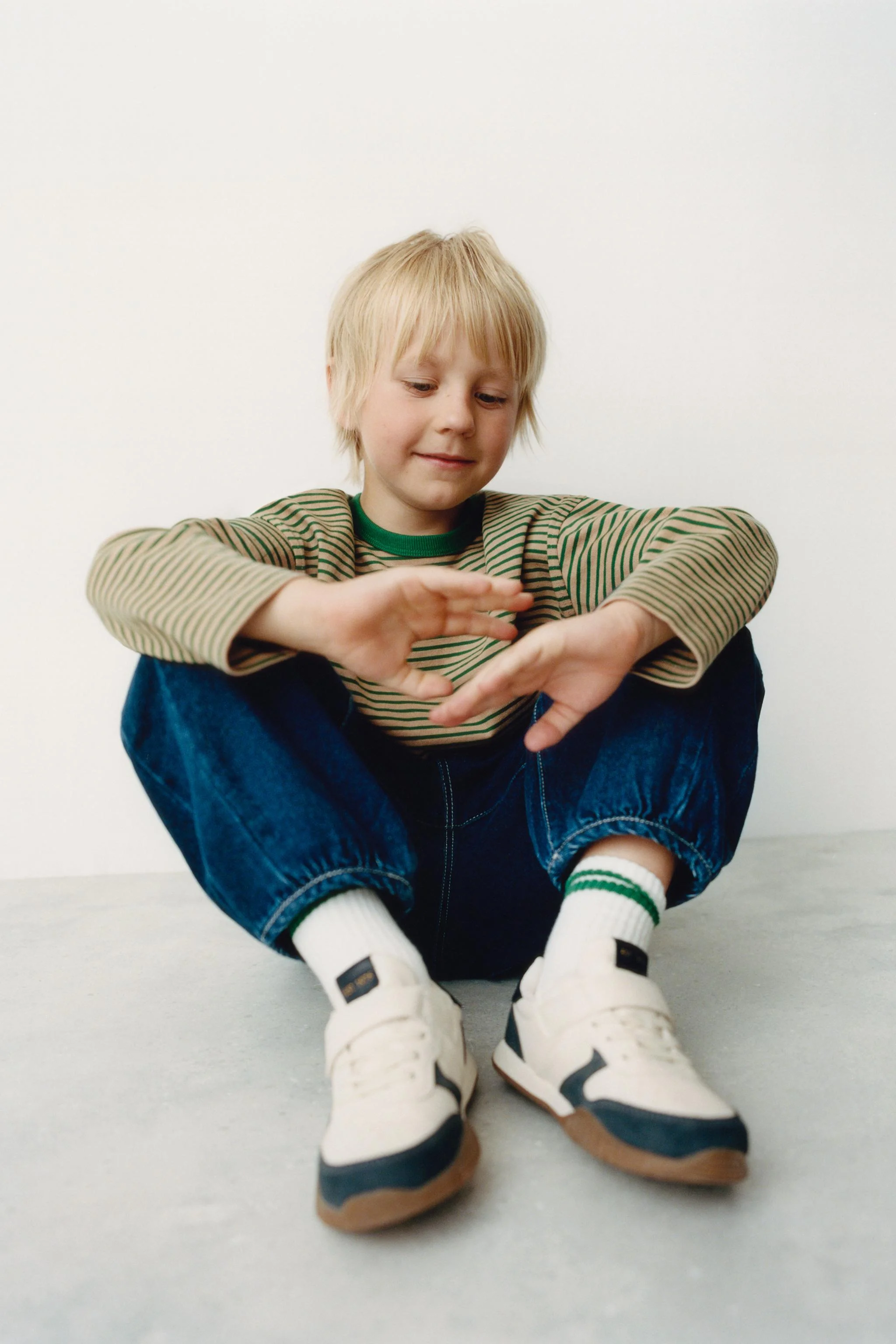 کفش ورزشی ترکیبی با جزئیات رنگ متضاد. دارای بندهای کشی و بست چسبی. کفی انعطاف پذیر. زیره لاستیکی با رنگ متضاد. STARFIT کفش ورزشی ترکیبی با جزئیات رنگ متضاد. دارای بندهای کشی و بست چسبی. کفی انعطاف پذیر. زیره لاستیکی با رنگ متضاد. STARFIT