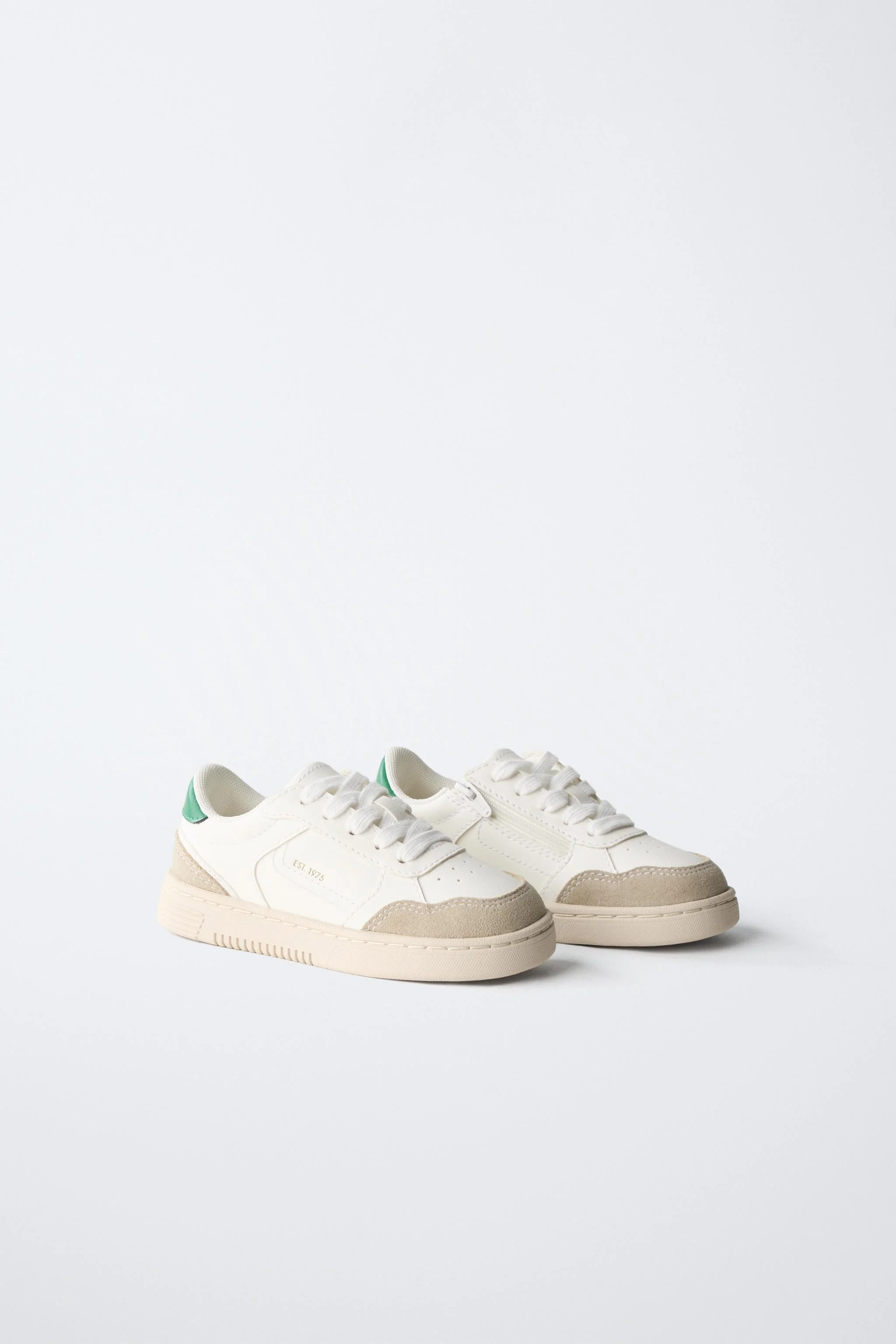 کفش ورزشی با جزئیات متضاد