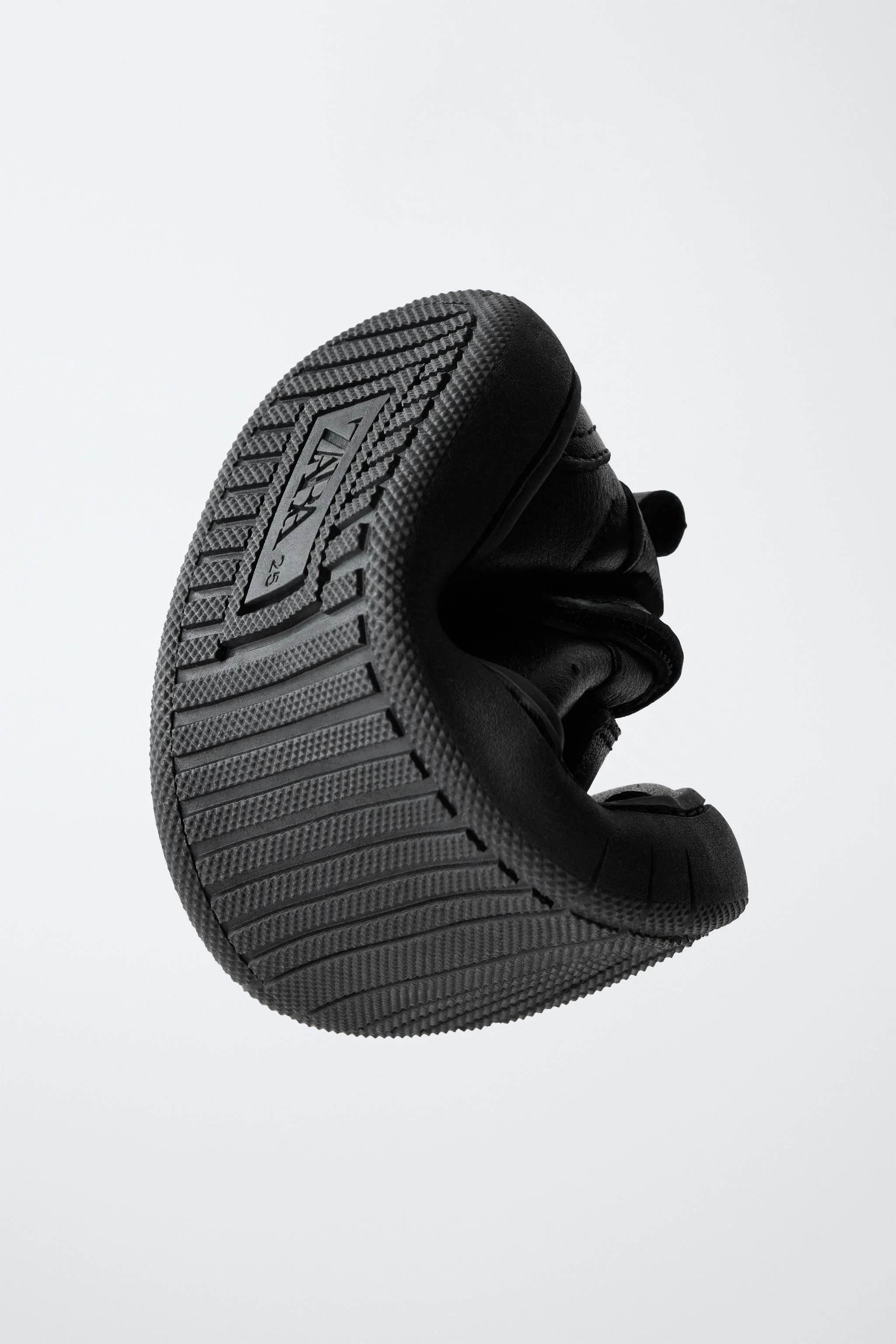 کفش های پارچه ای چرمی پا برهنه