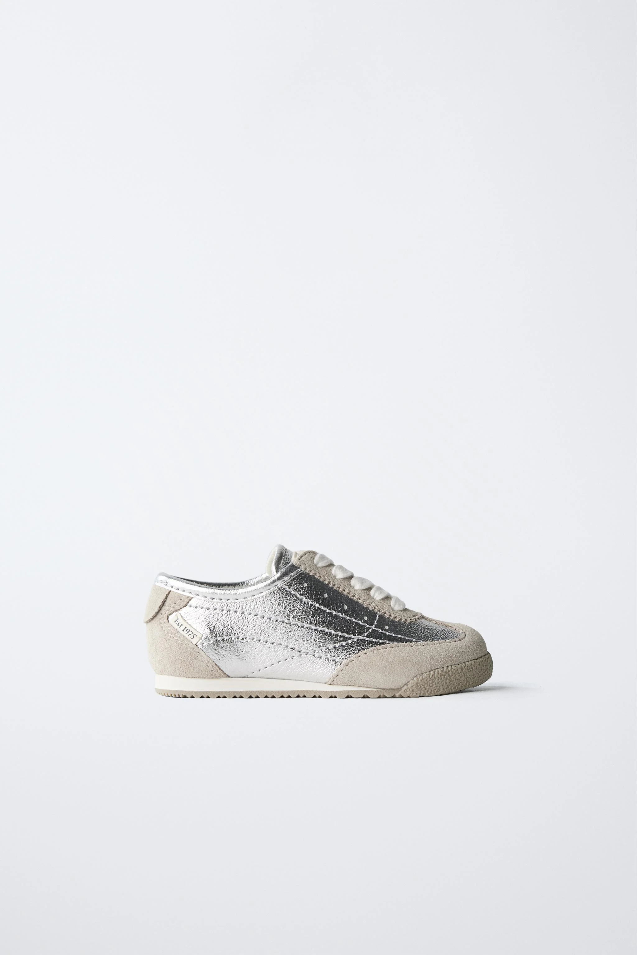 کفش ورزشی نقره ای