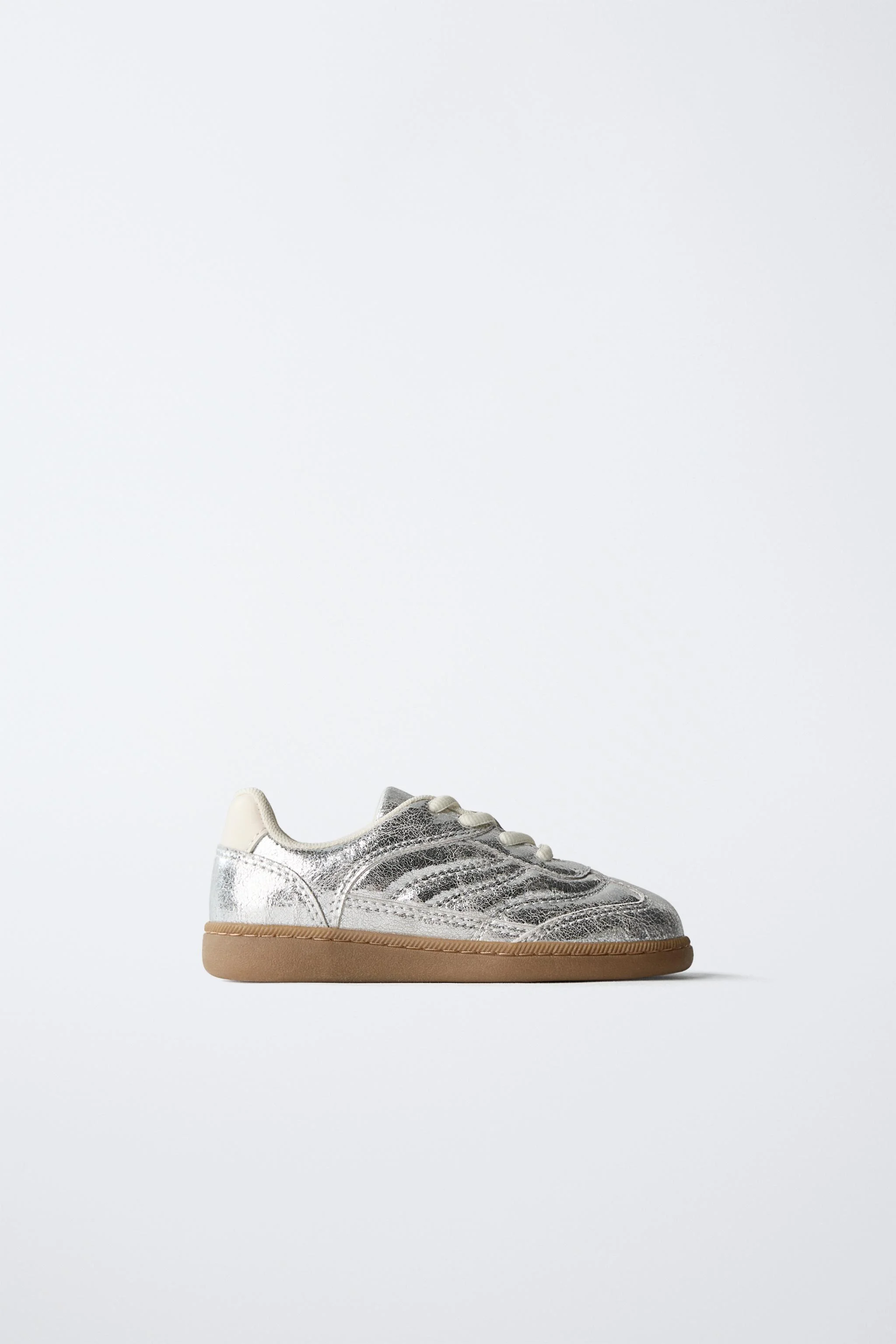 کفش ورزشی متالیک. دارای بند قابل تنظیم. کفی انعطاف پذیر. زیره لاستیکی رنگی متضاد. STARFIT