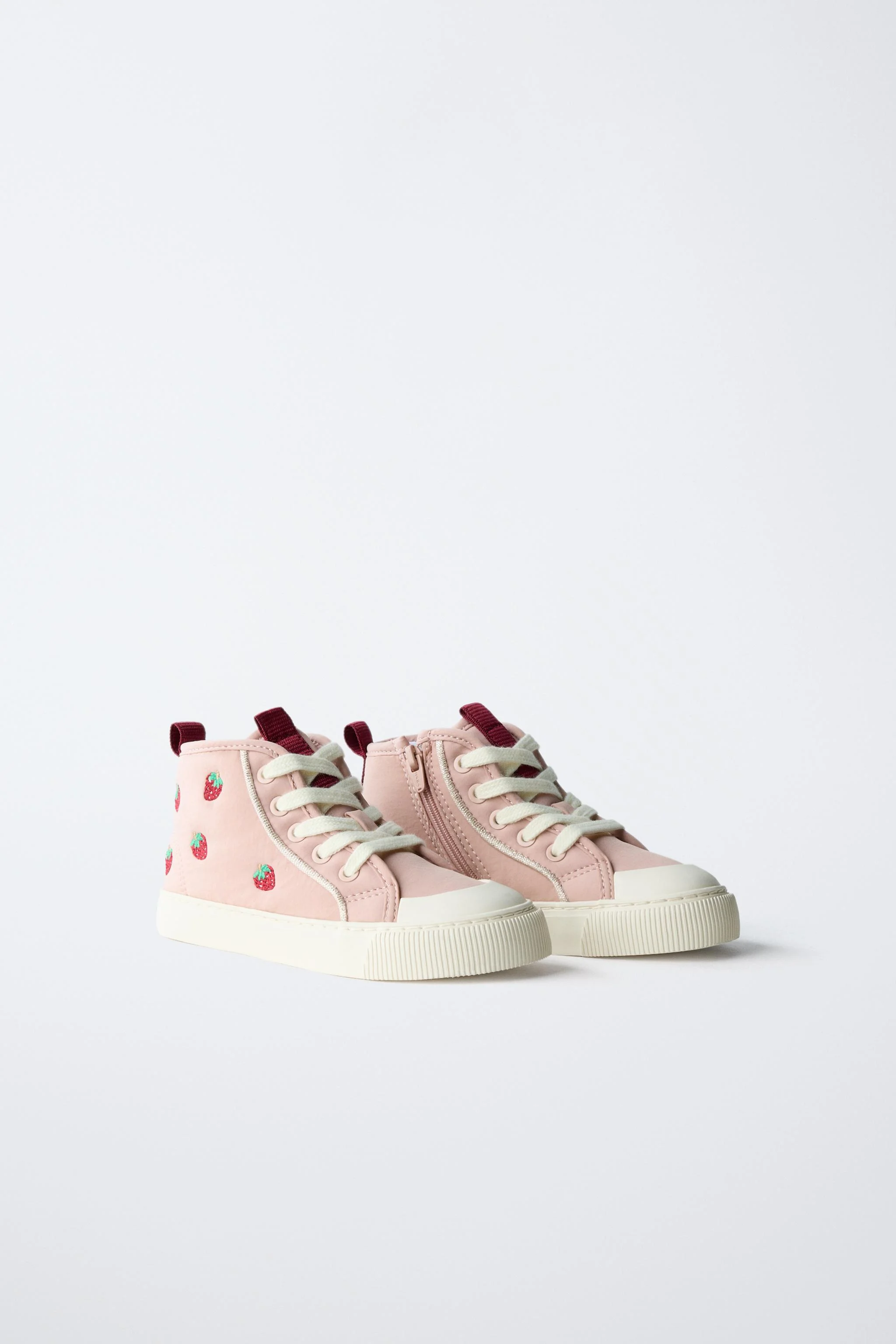 کفش کتانی ساق بلند با طرح گلدوزی توت فرنگی کفش کتانی ساق بلند با طرح گلدوزی توت فرنگی