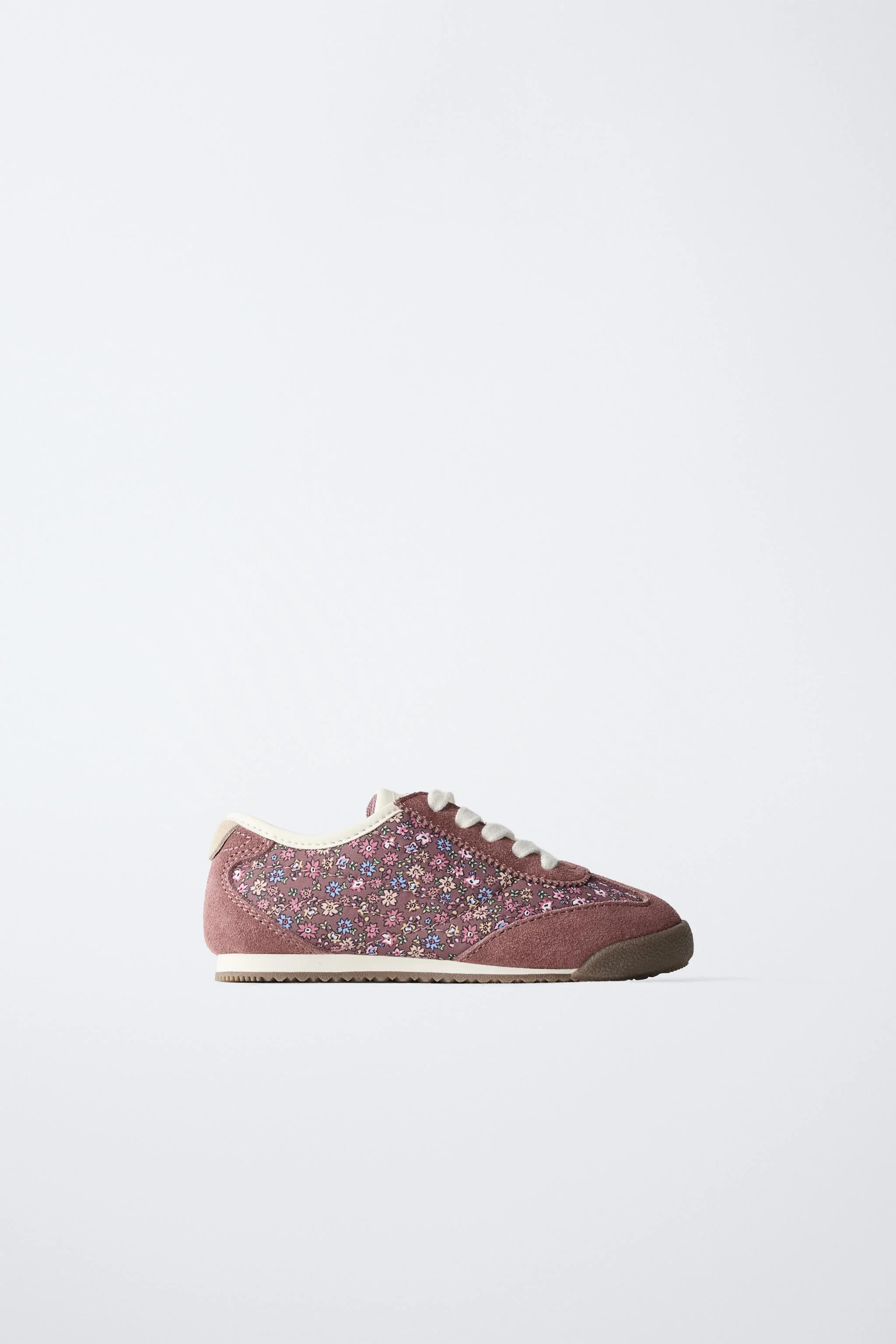 کفش ورزشی با طرح گل