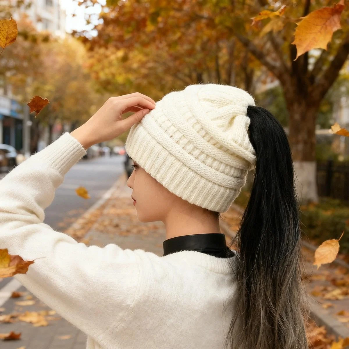 کلاه بافتنی نرم کشی زنانه با سوراخ، کلاه دم اسبی زمستانی گرم حرارتی، کلاه بافتنی شل و ول برای ورزش های فضای باز (سفید)