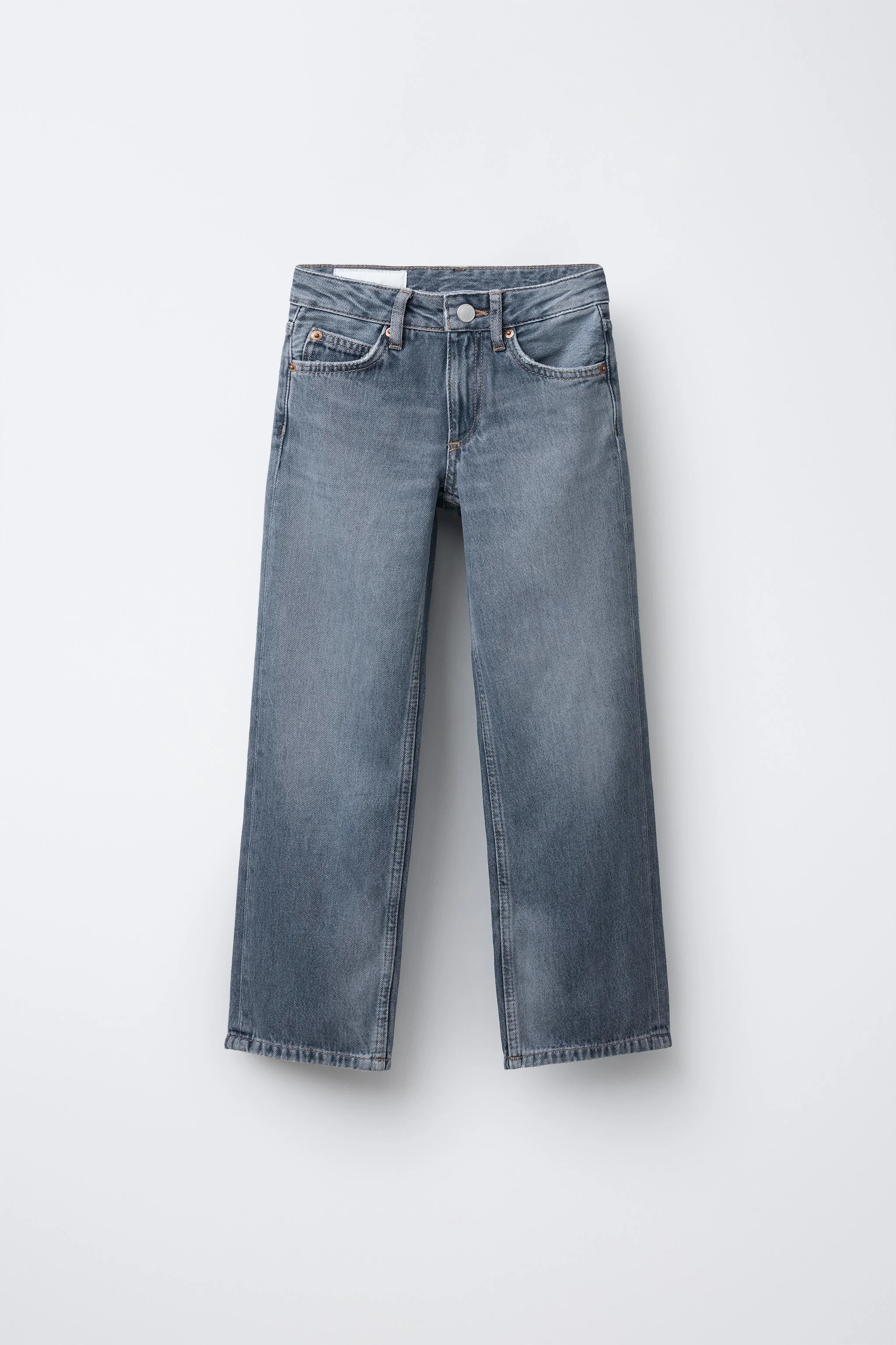 شلوار جین راسته با کمر داخلی قابل تنظیم و بست دکمه ای در جلو. دارای جیب های جلو و جیب های تکه ای در پشت.