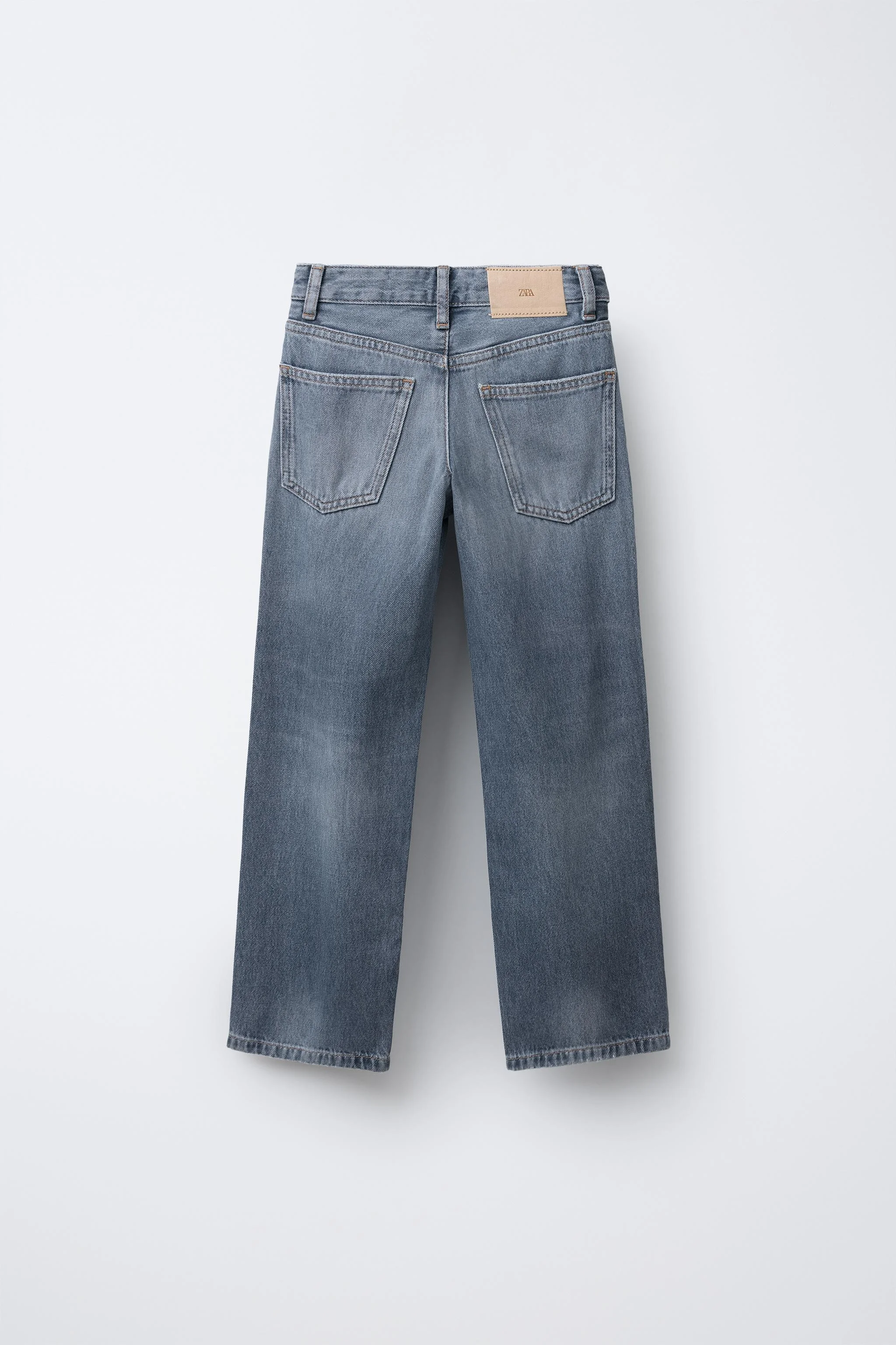 شلوار جین راسته با کمر داخلی قابل تنظیم و بست دکمه ای در جلو. دارای جیب های جلو و جیب های تکه ای در پشت.