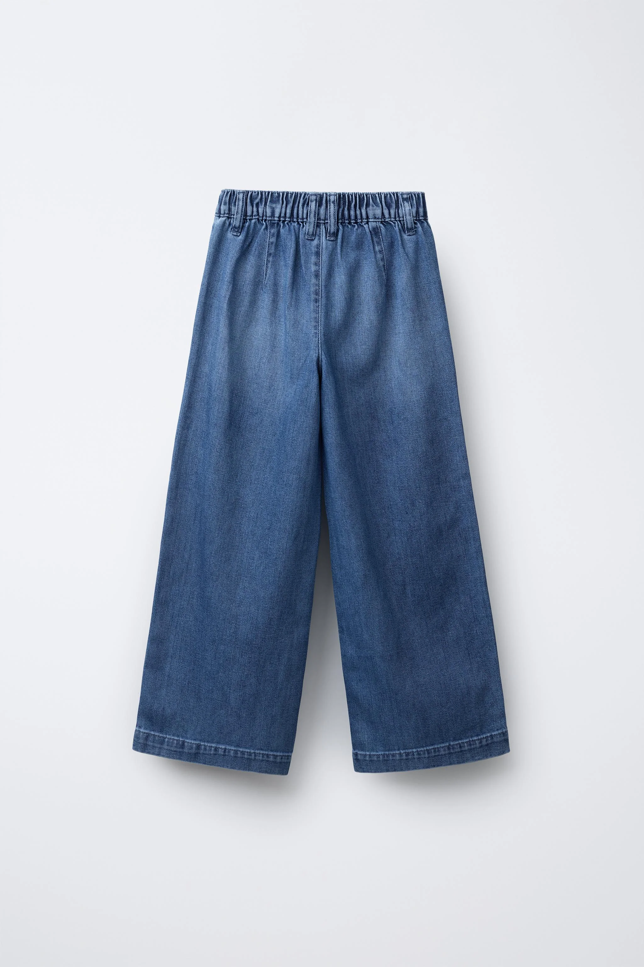 شلوار جین پا گشاد با کمر کشی و جلوی دکمه دار شلوار جین پا گشاد با کمر کشی و جلوی دکمه دار