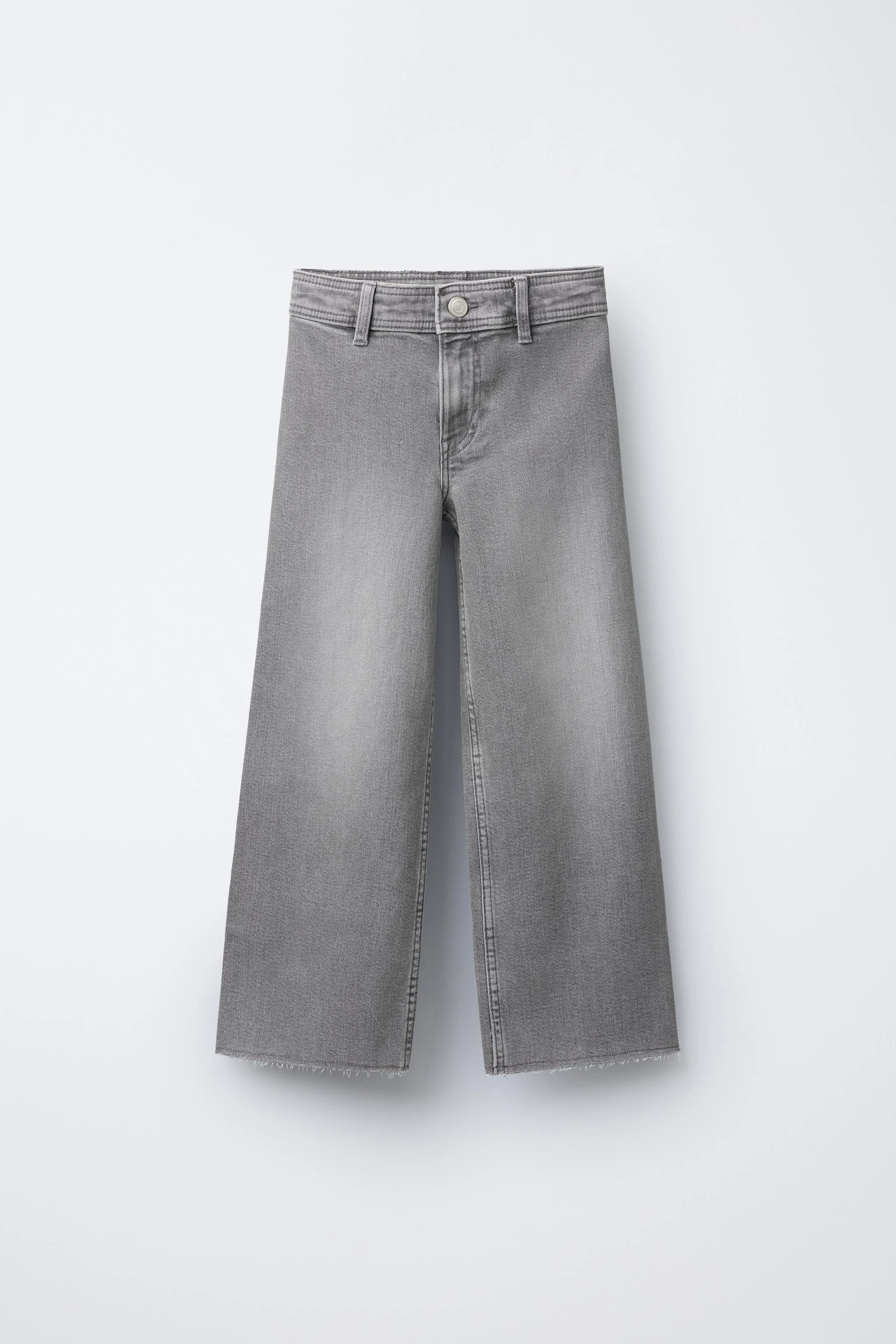 شلوار جین مدل ملوان با کمر داخلی قابل تنظیم و بست دکمه ای در جلو. دارای جیب های تکه ای در پشت و جزئیات ریش ریش در لبه.