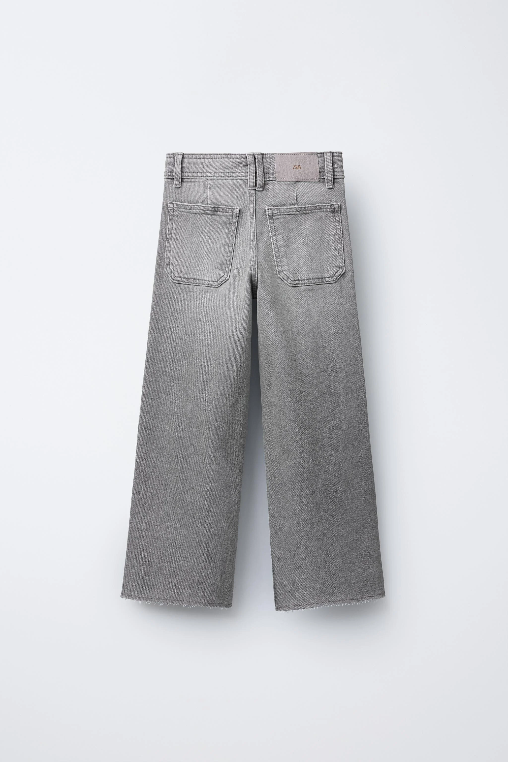 شلوار جین مدل ملوان با کمر داخلی قابل تنظیم و بست دکمه ای در جلو. دارای جیب های تکه ای در پشت و جزئیات ریش ریش در لبه.