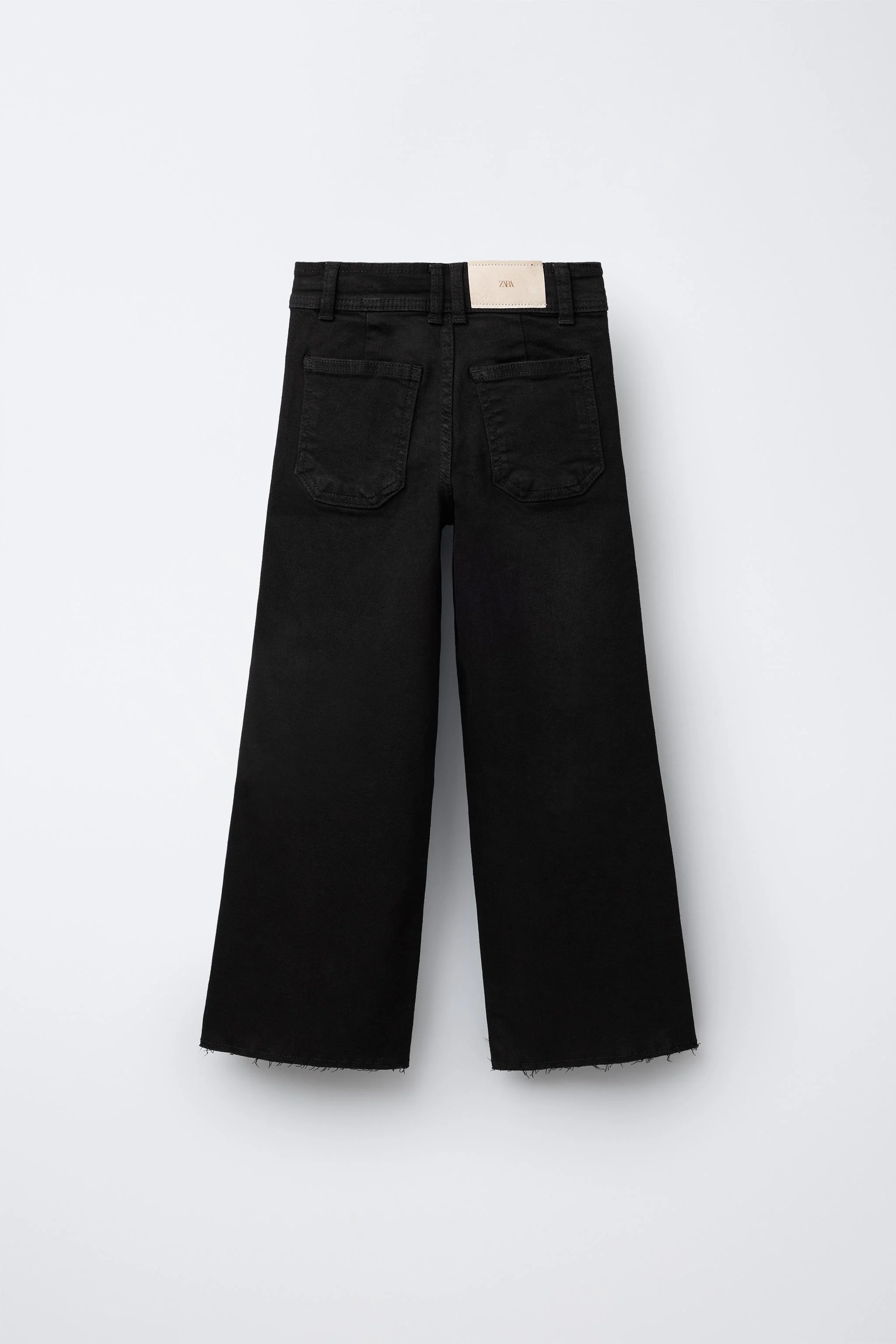 شلوار جین مدل ملوانی با کمر داخلی قابل تنظیم و بست دکمه ای در جلو. دارای جیب های تکه ای در پشت و جزئیات لبه ریش ریش.