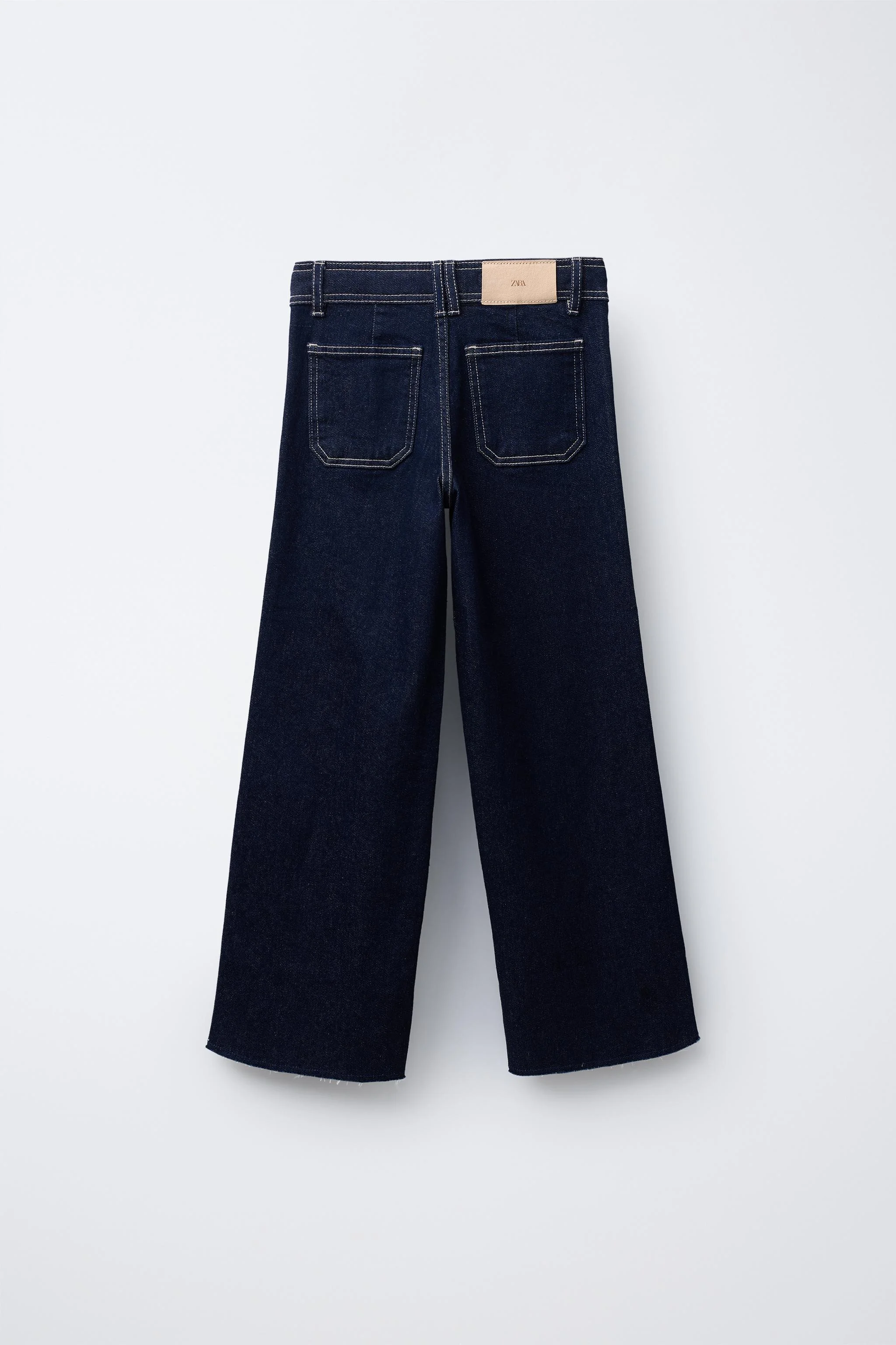 شلوار جین مدل مارین با کمر داخلی قابل تنظیم و بست دکمه ای در جلو. دارای جیب های تکه ای در پشت. دارای جزئیات لبه ریش ریش.