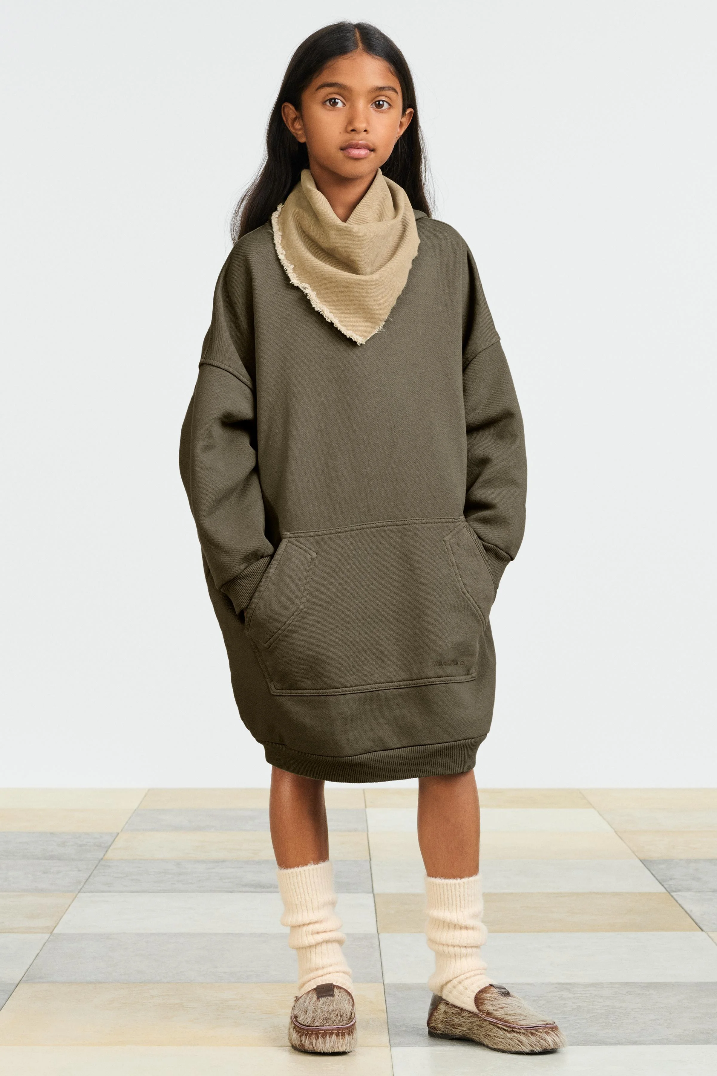 پیراهن مخمل با کلاه و آستین سه ربع کشباف. دارای جیب کانگورویی در جلو. لبه پایین کشی. جنس پارچه 100% پنبه.