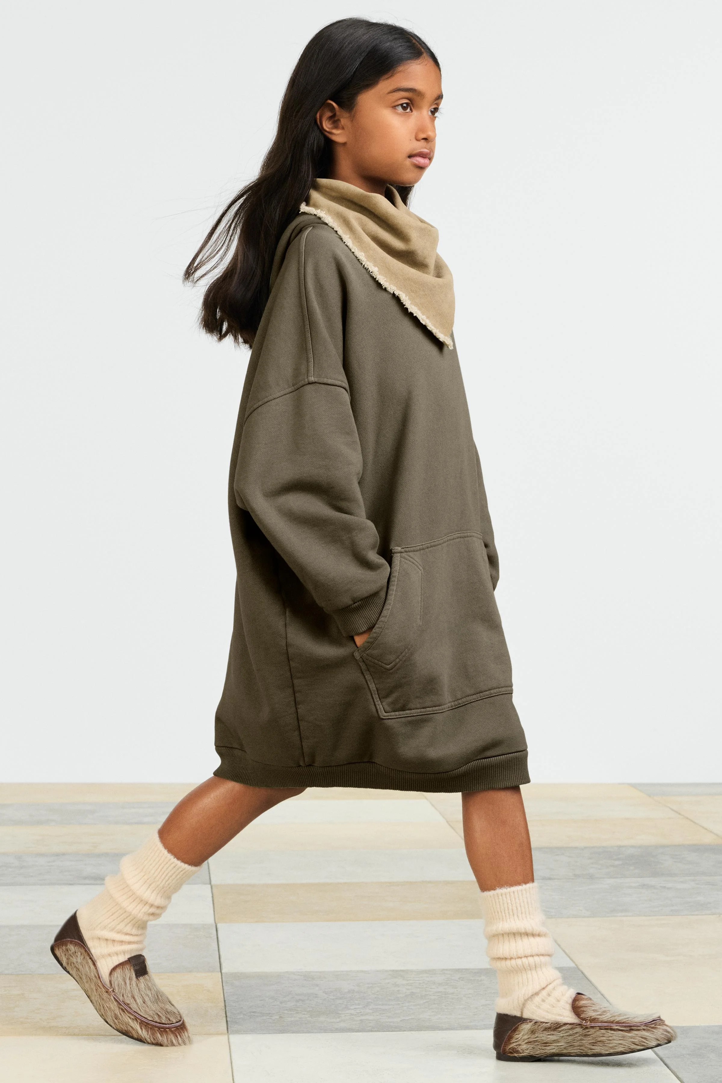 پیراهن مخمل با کلاه و آستین سه ربع کشباف. دارای جیب کانگورویی در جلو. لبه پایین کشی. جنس پارچه 100% پنبه.