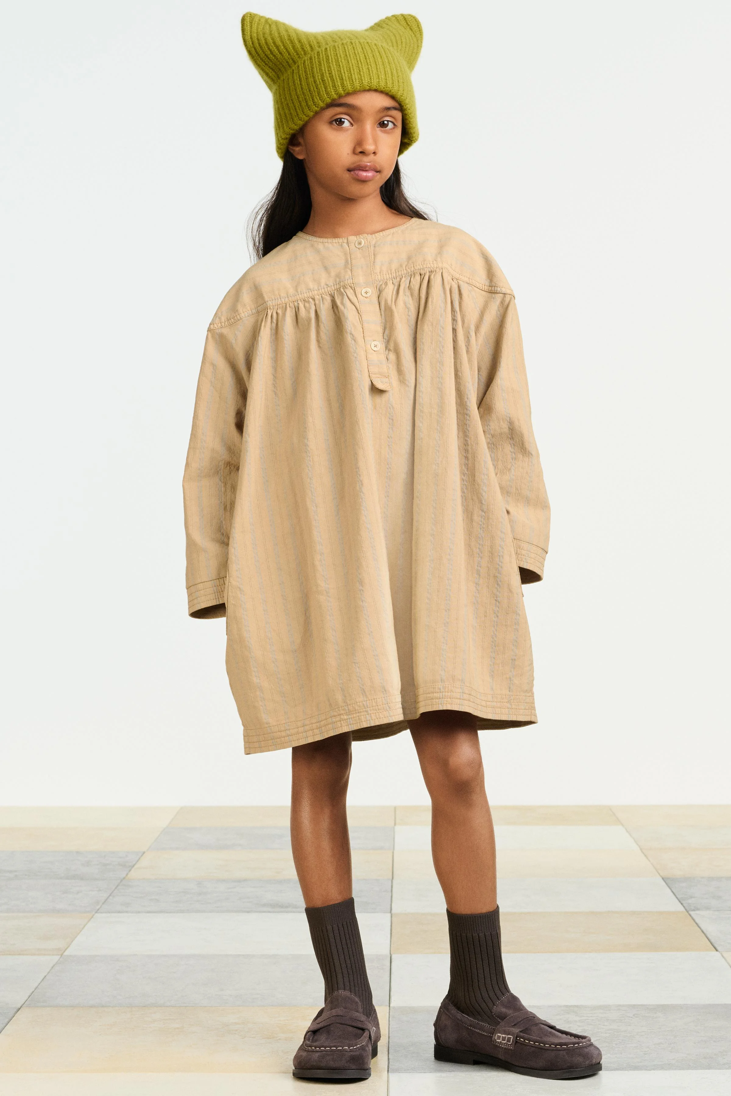 پیراهن راه راه با یقه گرد و آستین بلند. دارای دکمه در قسمت جلوی یقه. جزئیات چین دار. پارچه با 13% کتان.