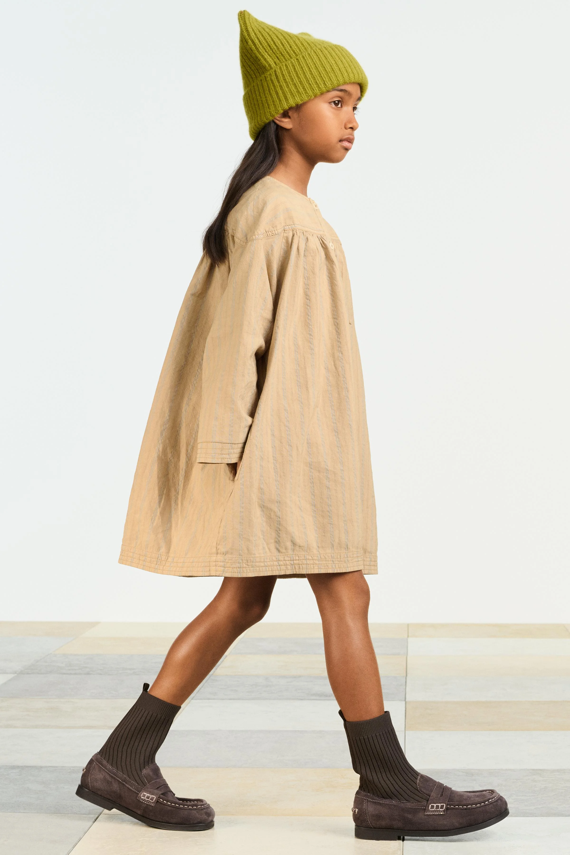 پیراهن راه راه با یقه گرد و آستین بلند. دارای دکمه در قسمت جلوی یقه. جزئیات چین دار. پارچه با 13% کتان.