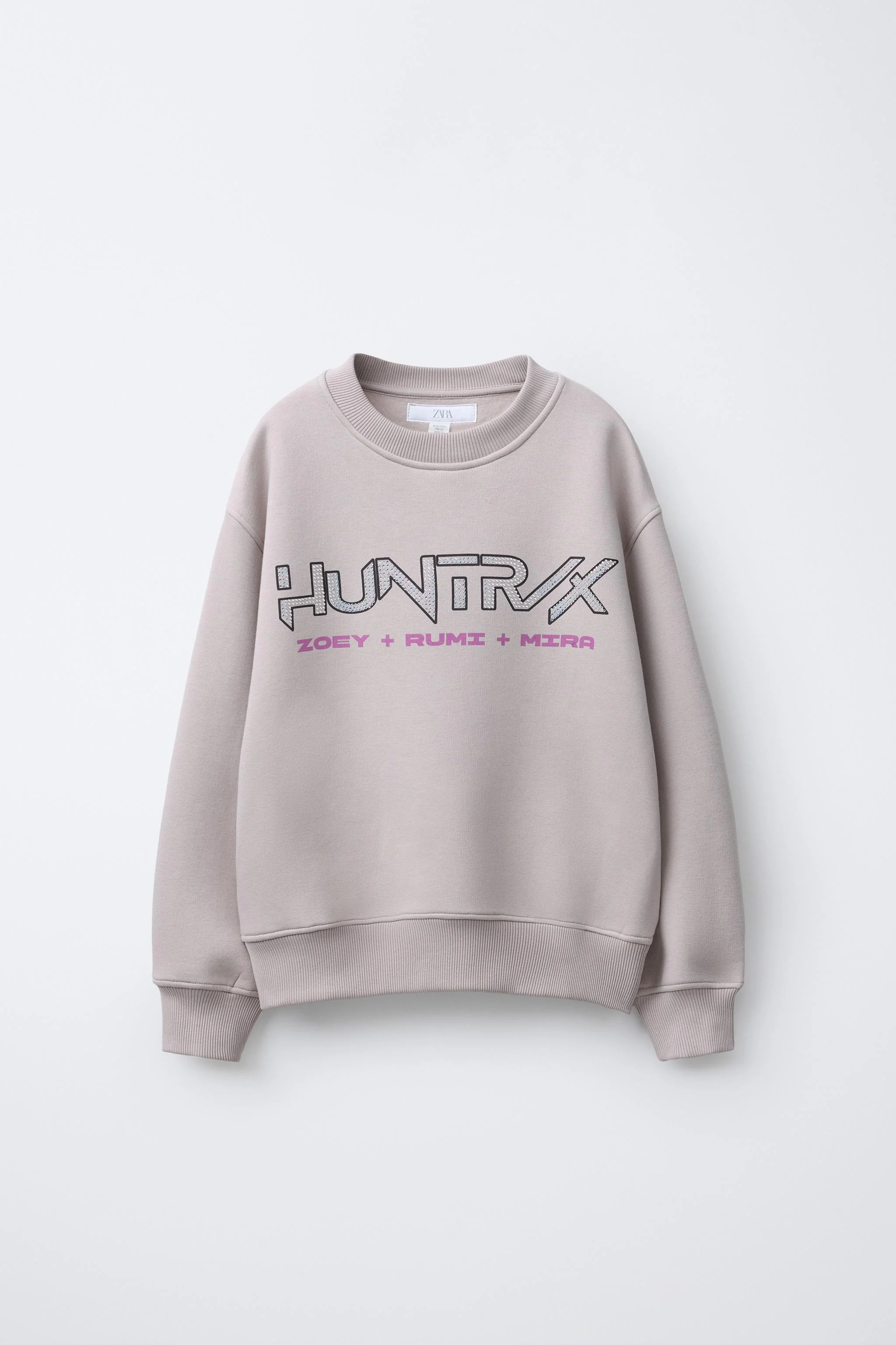 سویشرت طرح‌دار گردن‌گرد و آستین بلند. دارای لبه‌های کشبافت. طرح چاپی در جلو و پشت. داخل نرم و برس‌خورده. جنس پارچه 62% پنبه.