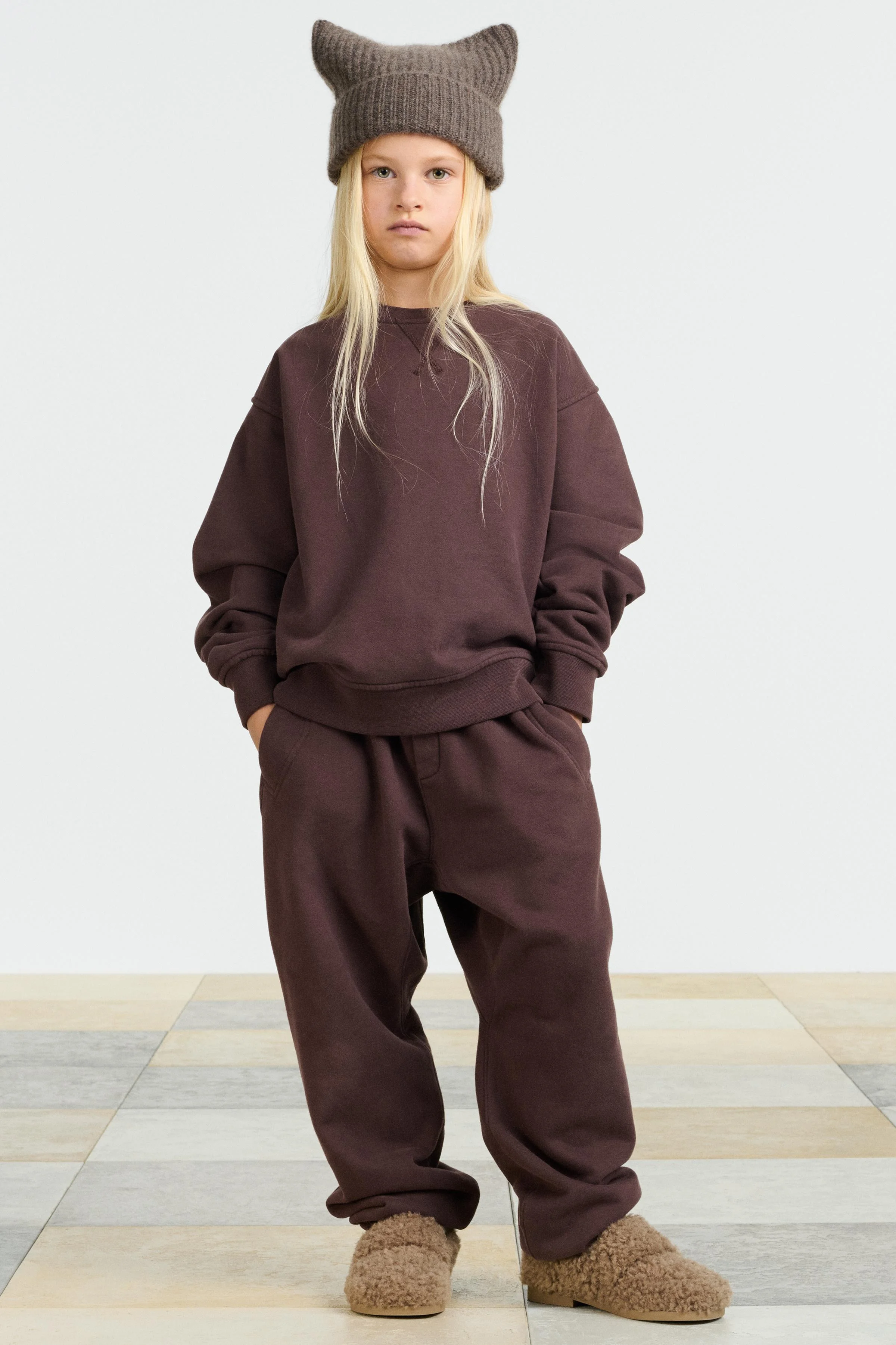 سویشرت ساده با یقه گرد و آستین بلند. دارای لبه های کشبافت، شعار گلدوزی شده روی سجاف و ساخته شده از 100% پنبه.