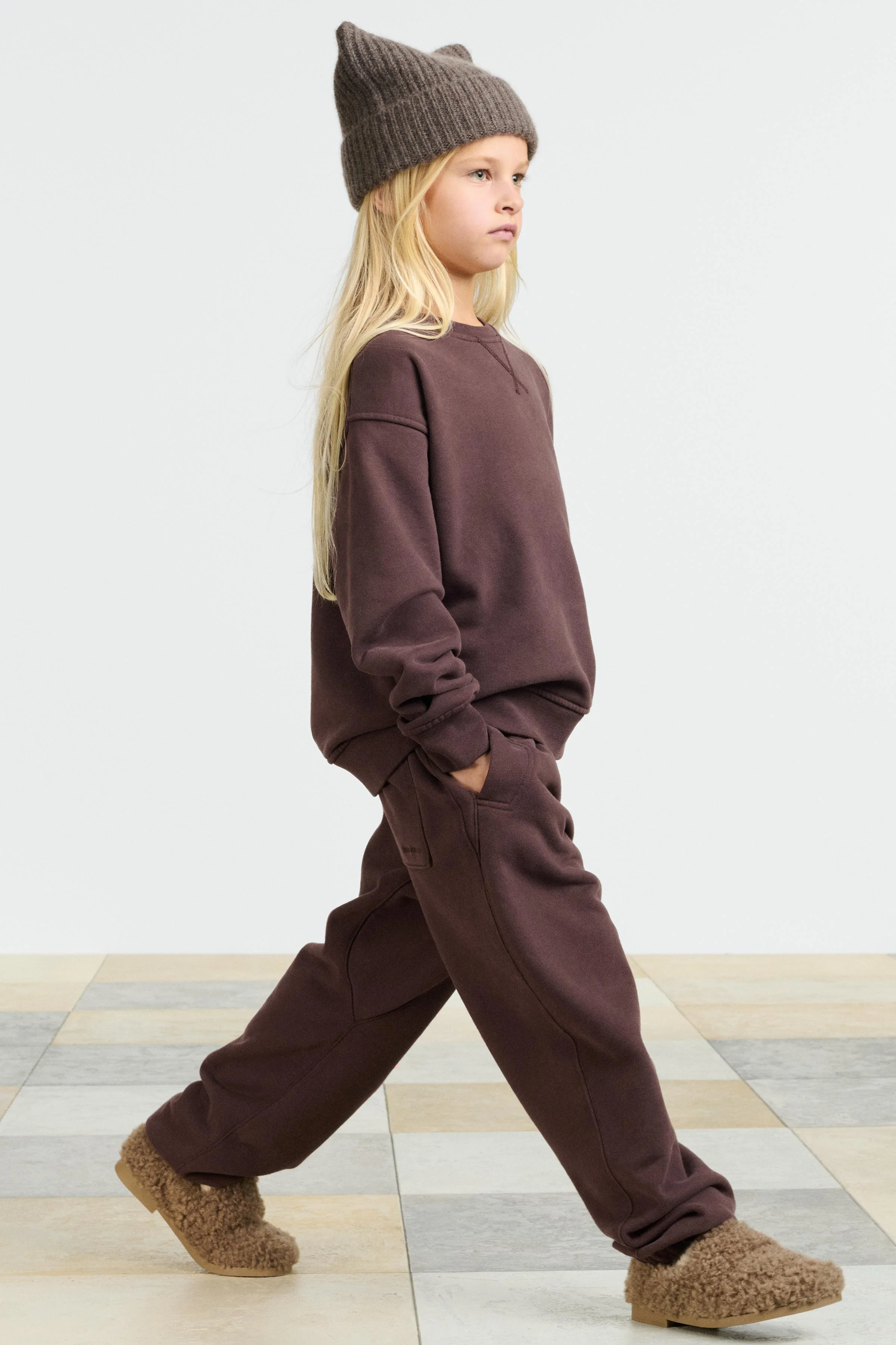 سویشرت ساده با یقه گرد و آستین بلند. دارای لبه های کشبافت، شعار گلدوزی شده روی سجاف و ساخته شده از 100% پنبه.