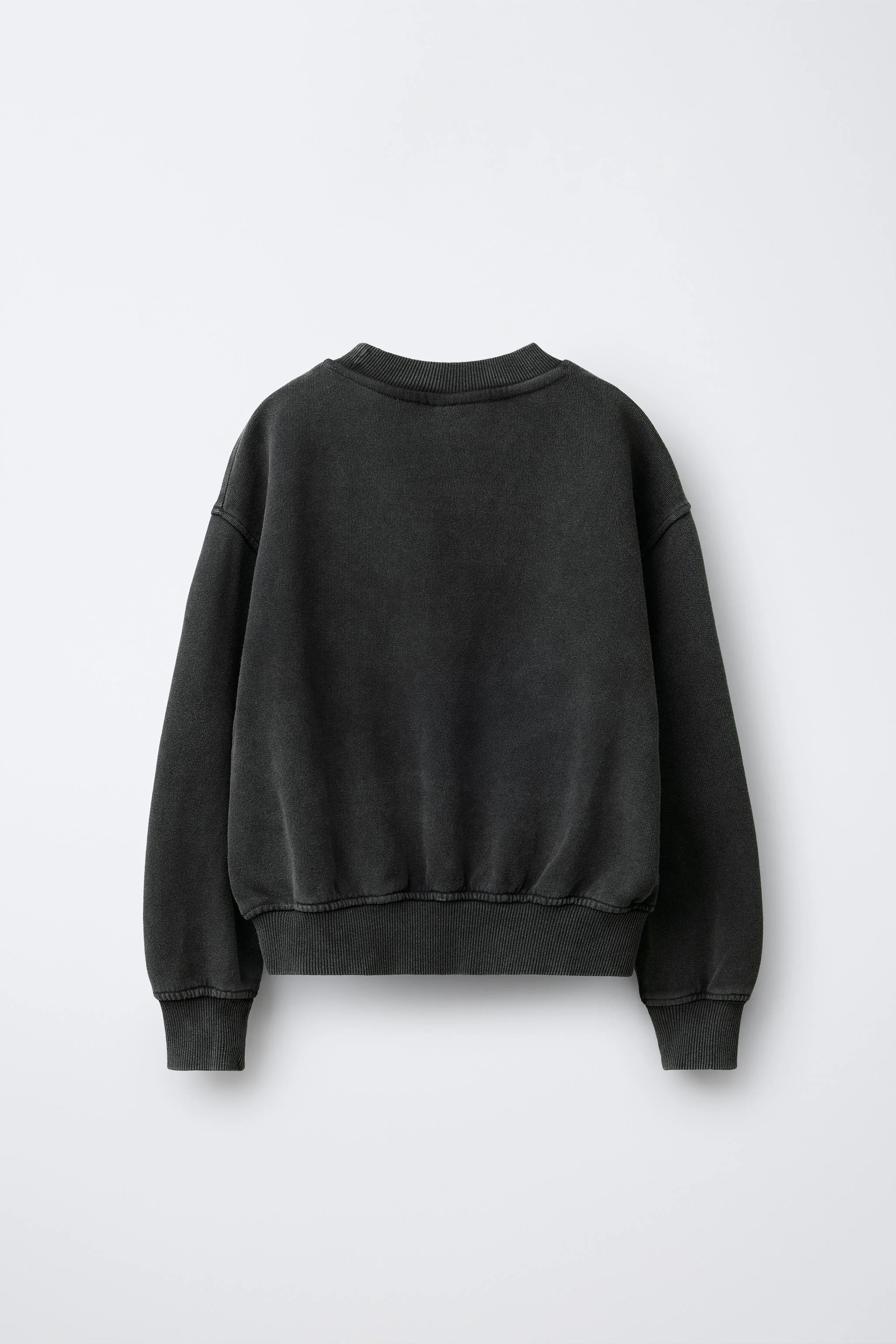 سویشرت با طرح محو شده © چهارشنبه