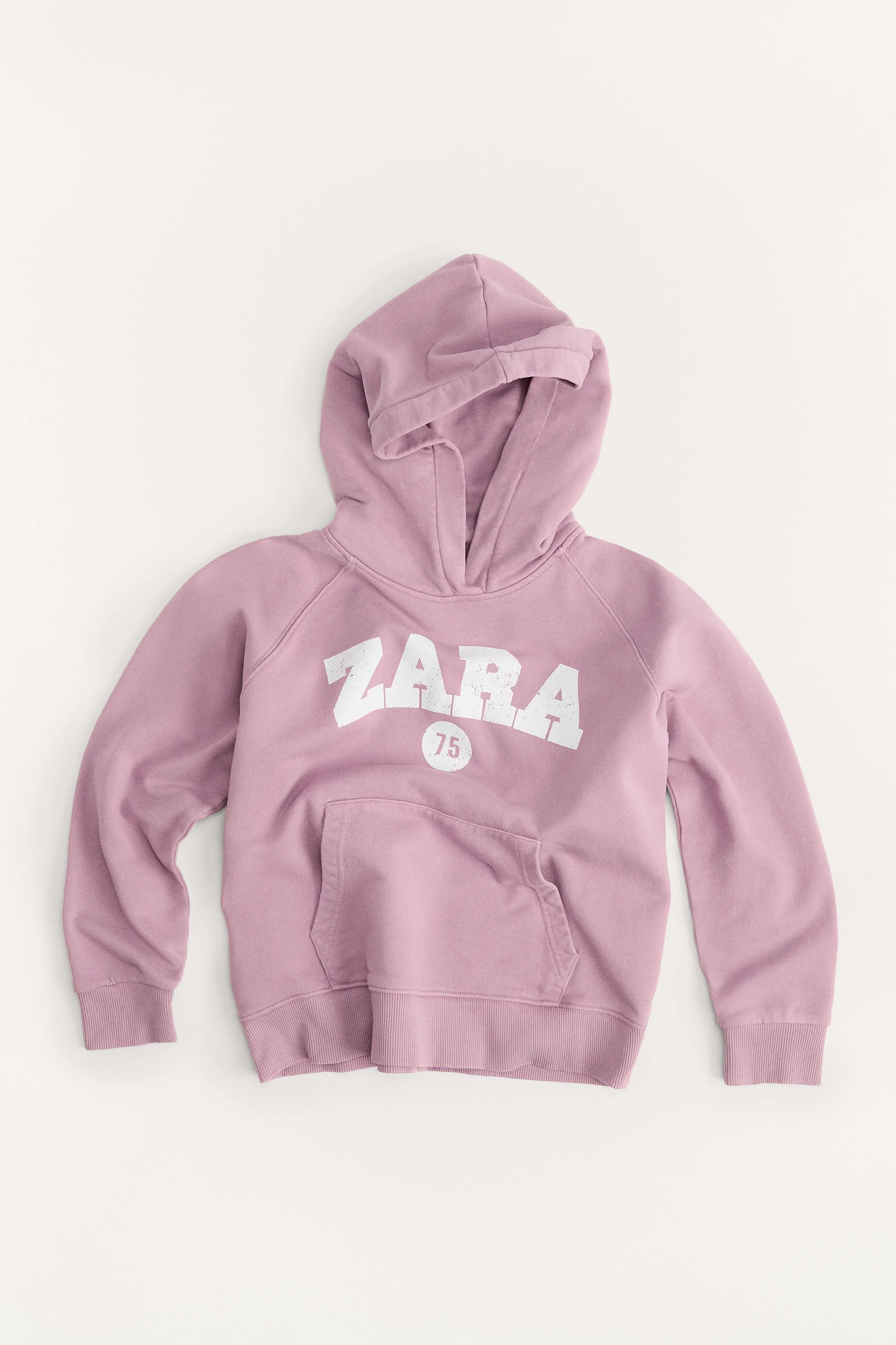 هودی آستین بلند، مناسب 6 تا 14 سال. دارای سرآستین های کشبافت. دارای جیب کانگورویی در جلو. لوگوی پنجاهمین سالگرد در جلو. جنس پارچه 100% پنبه. هودی آستین بلند، مناسب 6 تا 14 سال. دارای سرآستین های کشبافت. دارای جیب کانگورویی در جلو. لوگوی پنجاهمین سالگرد در جلو. جنس پارچه 100% پنبه.