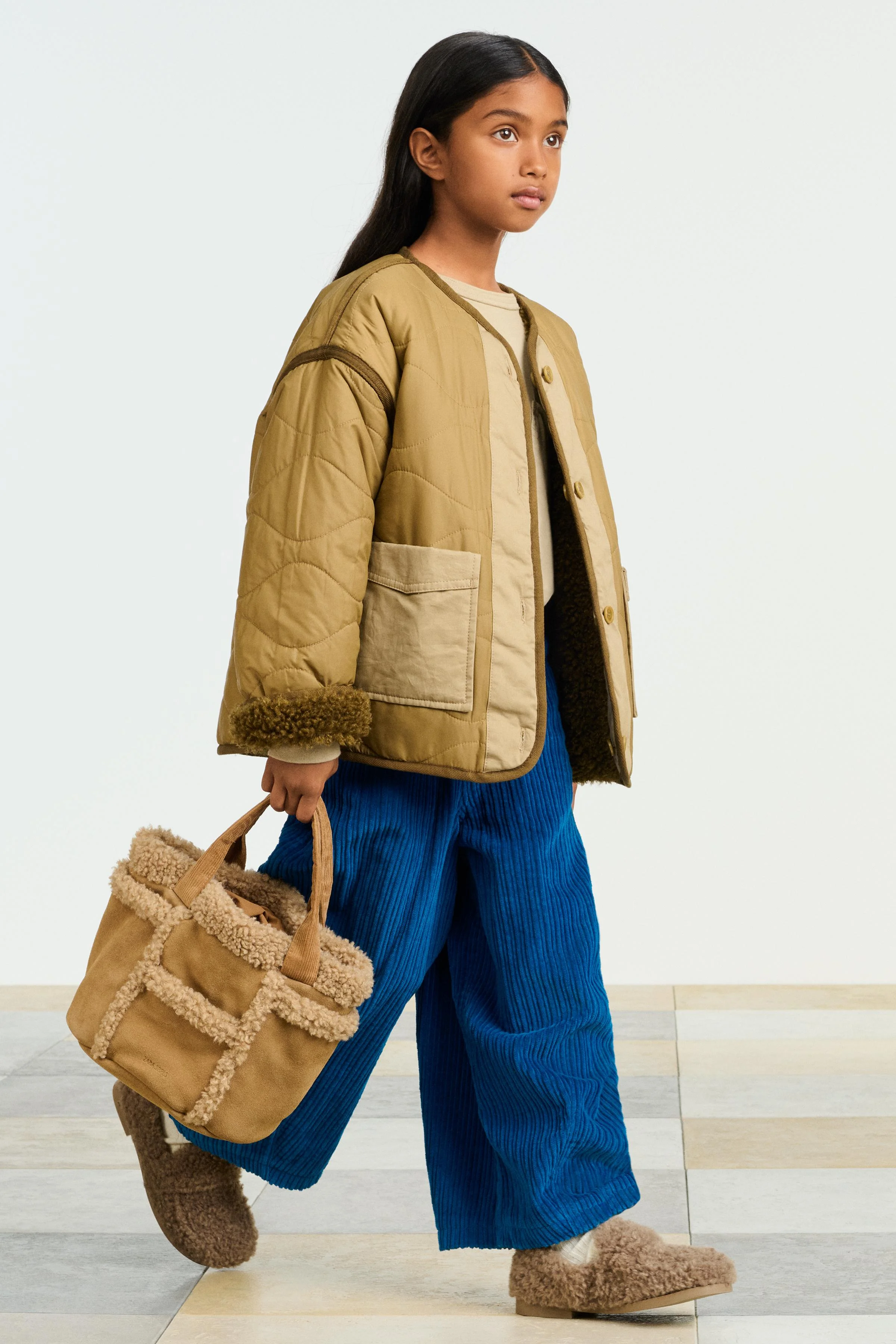 ژاکت دو رو با طرح لحافی، یقه گرد و آستین بلند با سرآستین های تاشو. دارای دکمه در جلو. جیب های تکه ای در جلو. دارای جزئیات داخلی پشم مصنوعی و جیب های جلویی با سرجیب های تزئینی.