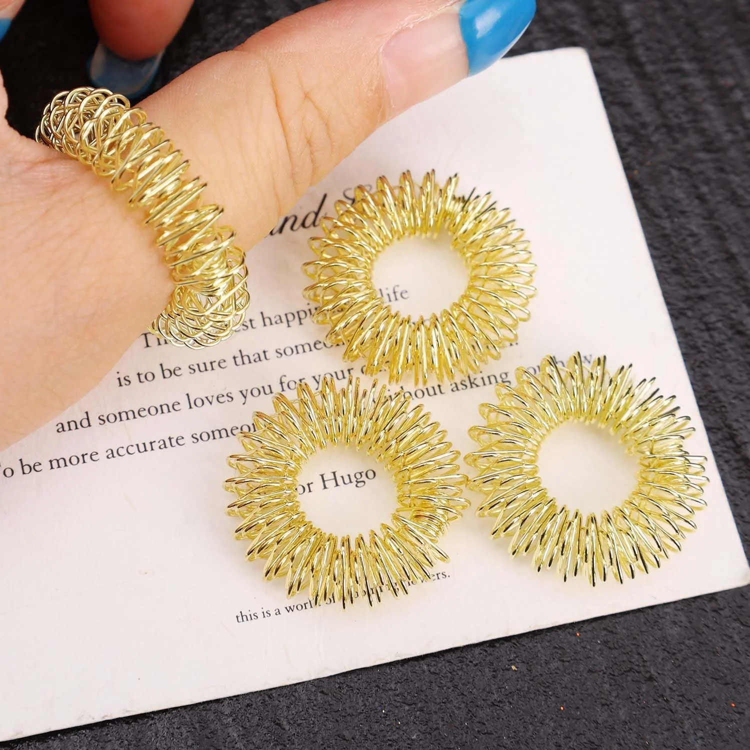 10 عدد ماساژور انگشتی فنری کوچک، حلقه ماساژ انگشتی فلزی برای ریلکسیشن سریع دست، ابزار رفع فشار استرس مناسب خانه و محل کار (طلایی، 2.5 سانتی متر)