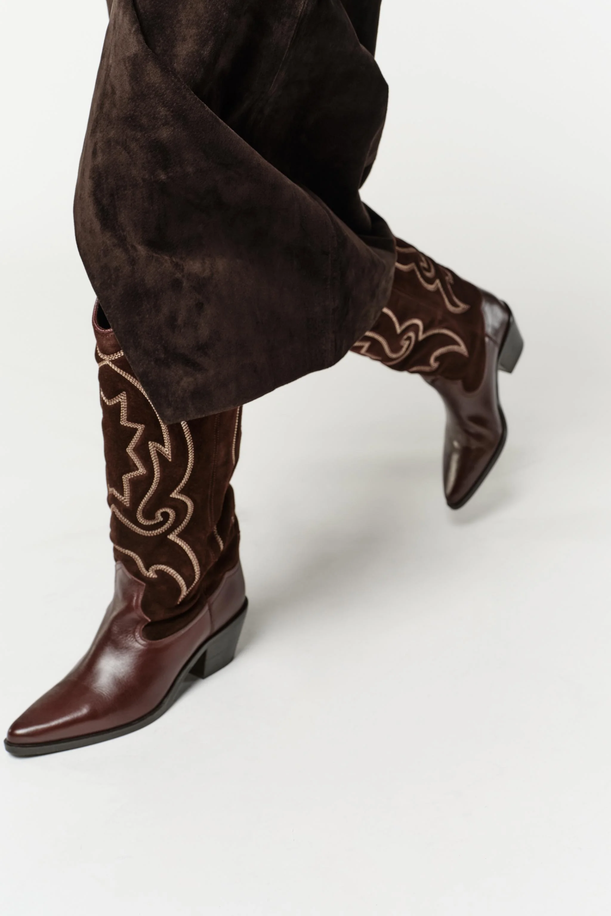 بوت های ساق بلند چرمی گلدوزی شده به سبک کابویی