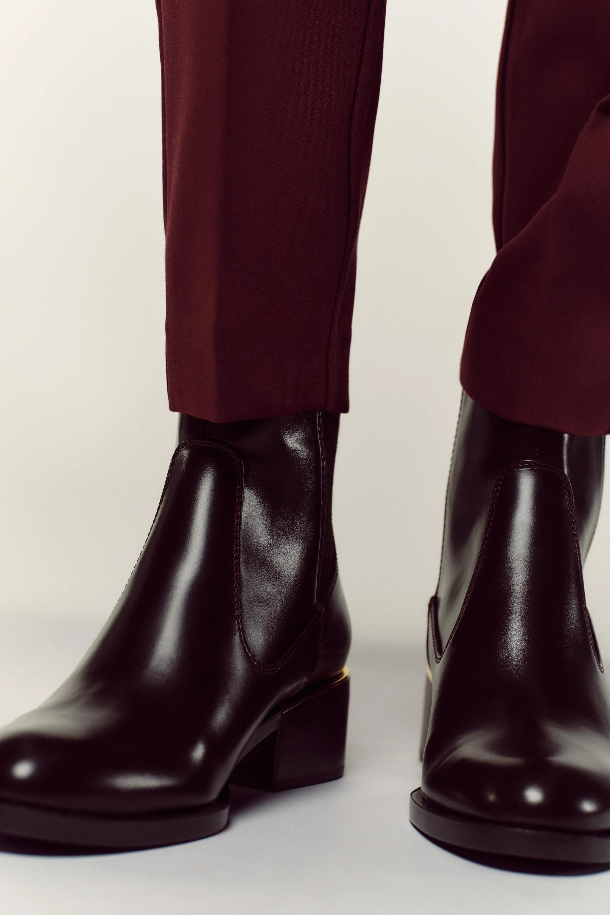 بوت های ساق دار پاشنه کوتاه با جزئیات فلزی بوت های ساق دار پاشنه کوتاه با جزئیات فلزی