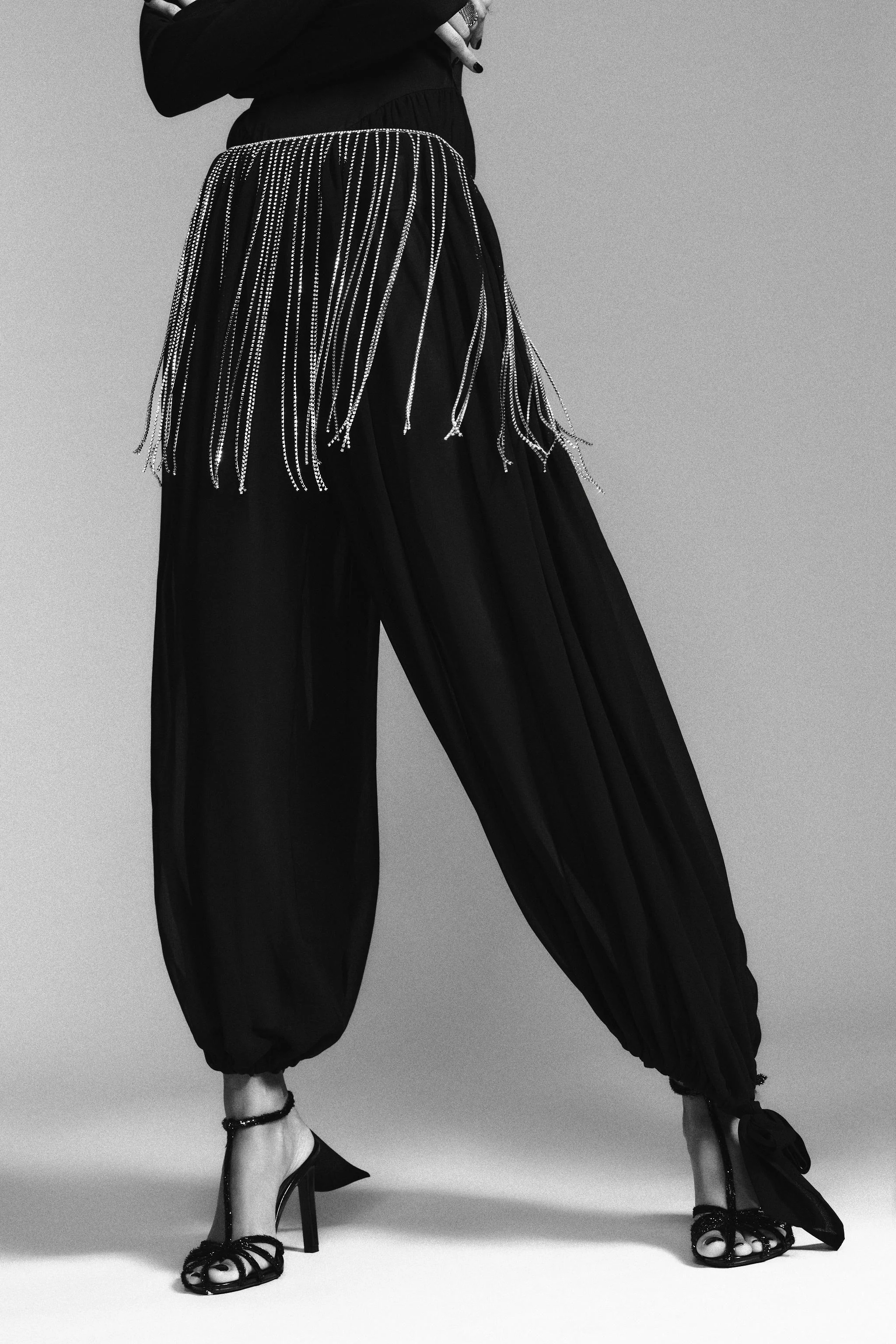 کمربند فلزی دامن-مدل با تزئینات سنگ‌دوزي متضاد و انتهای ریش‌دار. دارای بست خرچنگی.