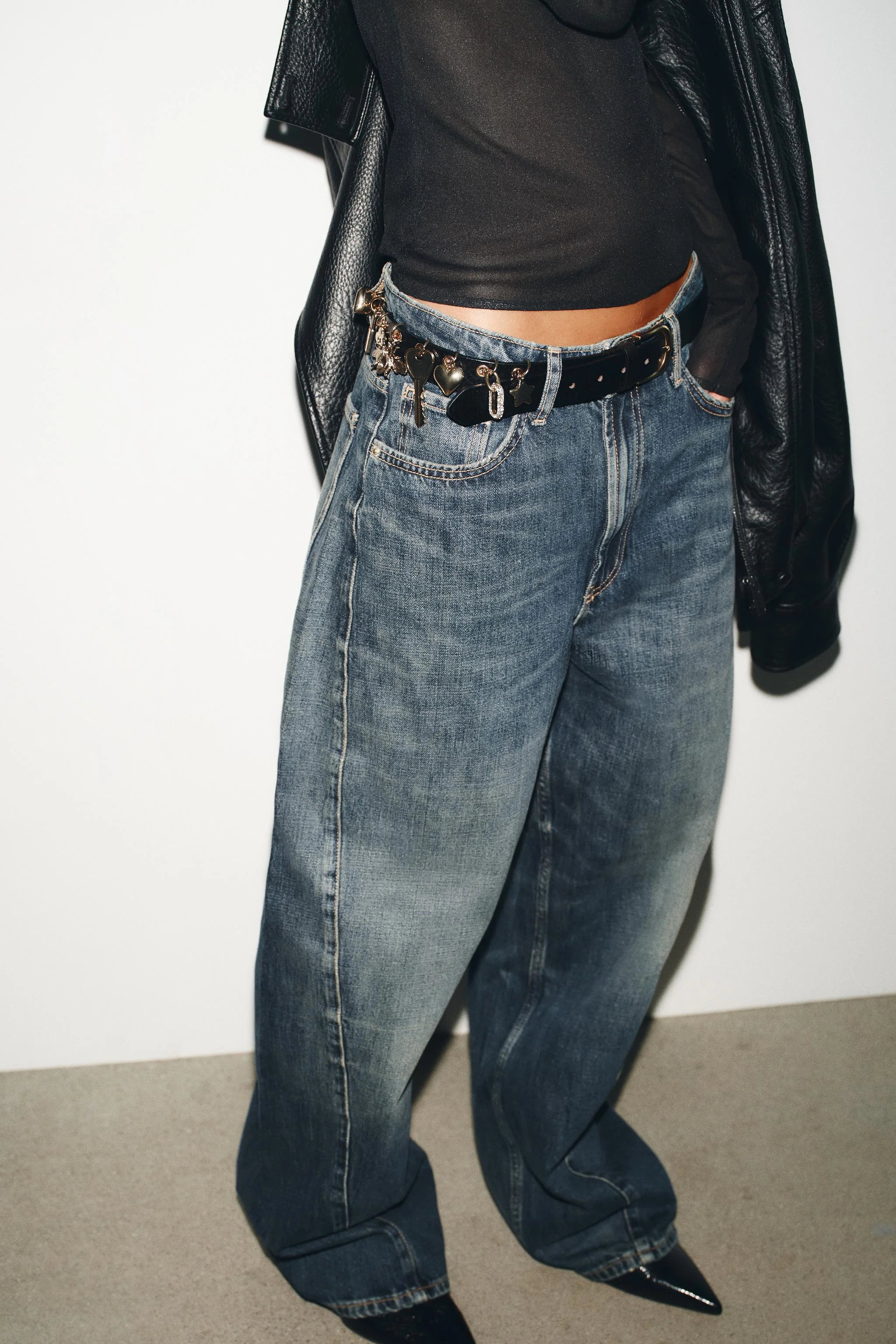 کمربند چرمی با آویزهای تزئینی