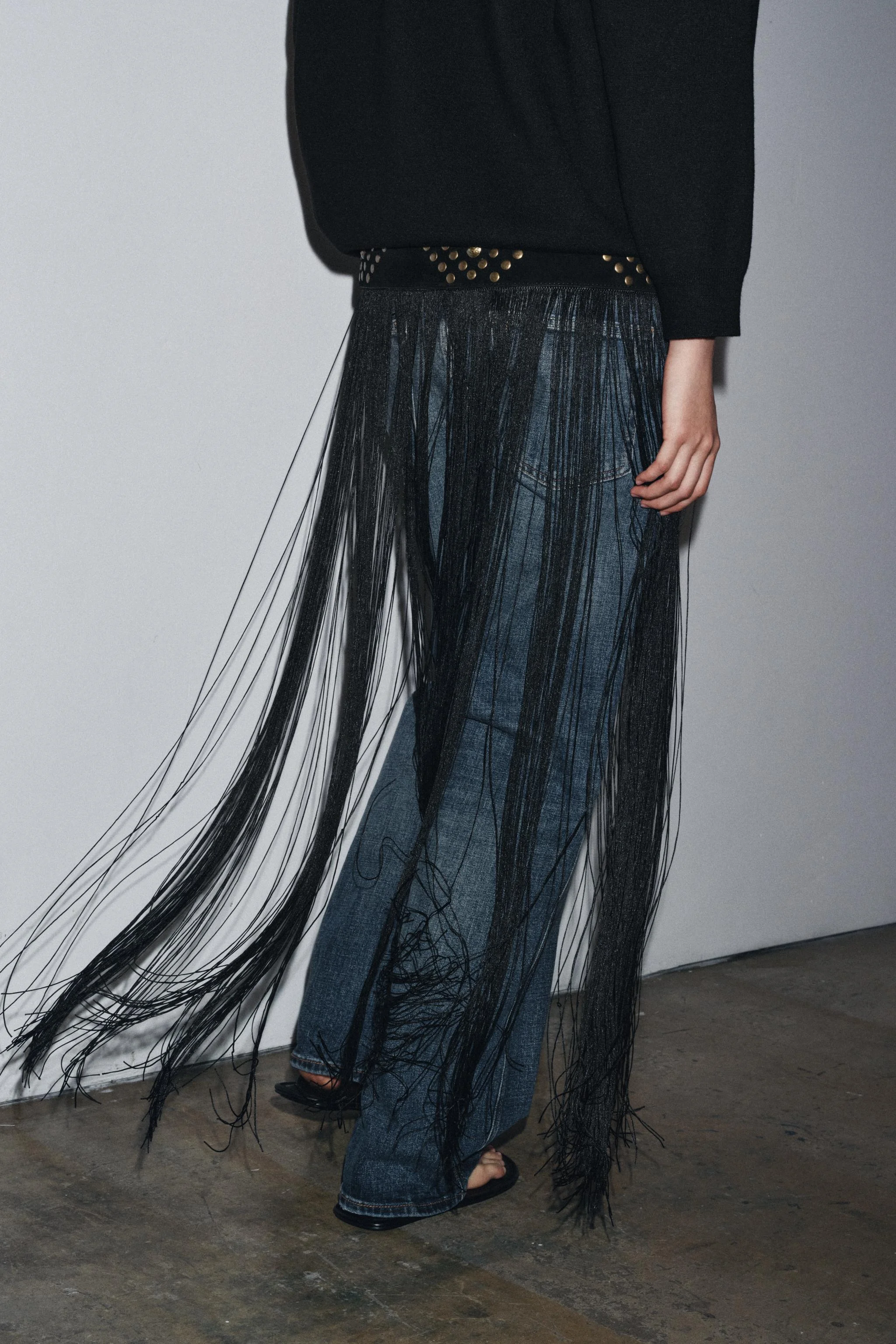 کمربند چرمی منگوله دار با طرح کرست