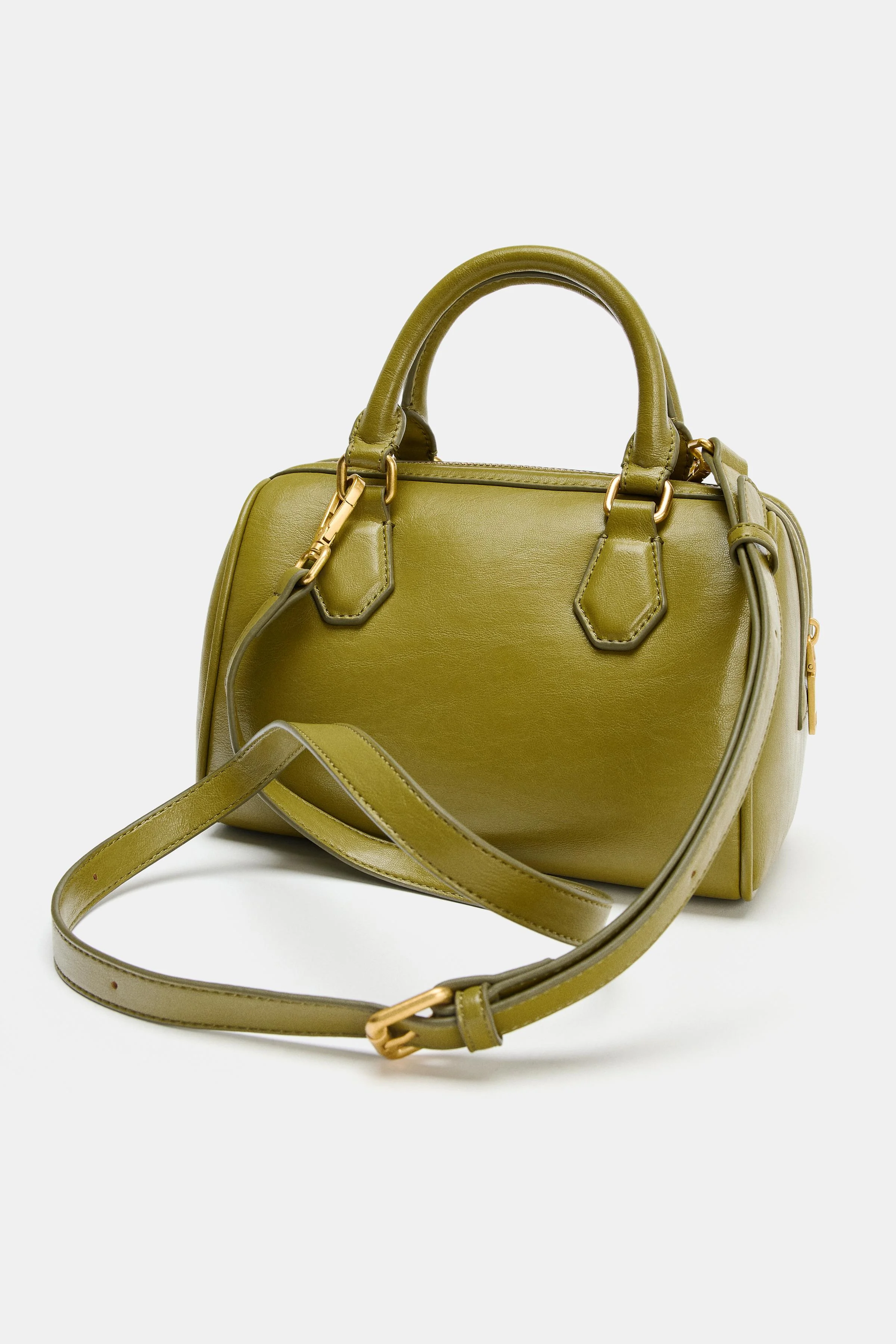 کیف شهری. دارای دو دسته در قسمت بالایی با جزئیات فلزی. دارای بند داخلی جداشدنی از جنس برزنت برای استفاده به صورت ضربدری. دارای جیب داخلی با بست زیپی فلزی. ارتفاع x طول x عرض: 15 x 21 x 8 سانتی متر