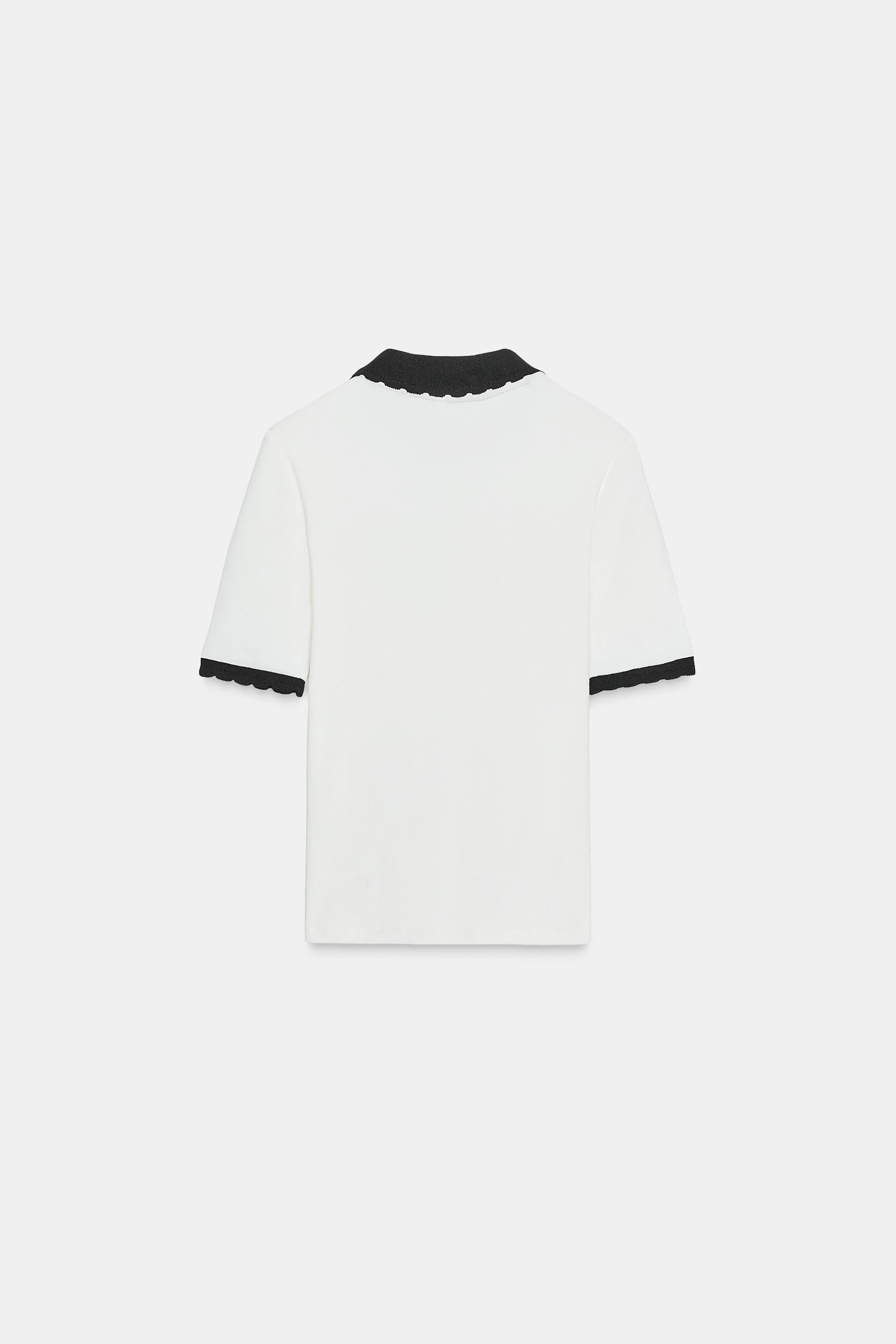 تی شرت یقه برگردان متضاد با پاپیون