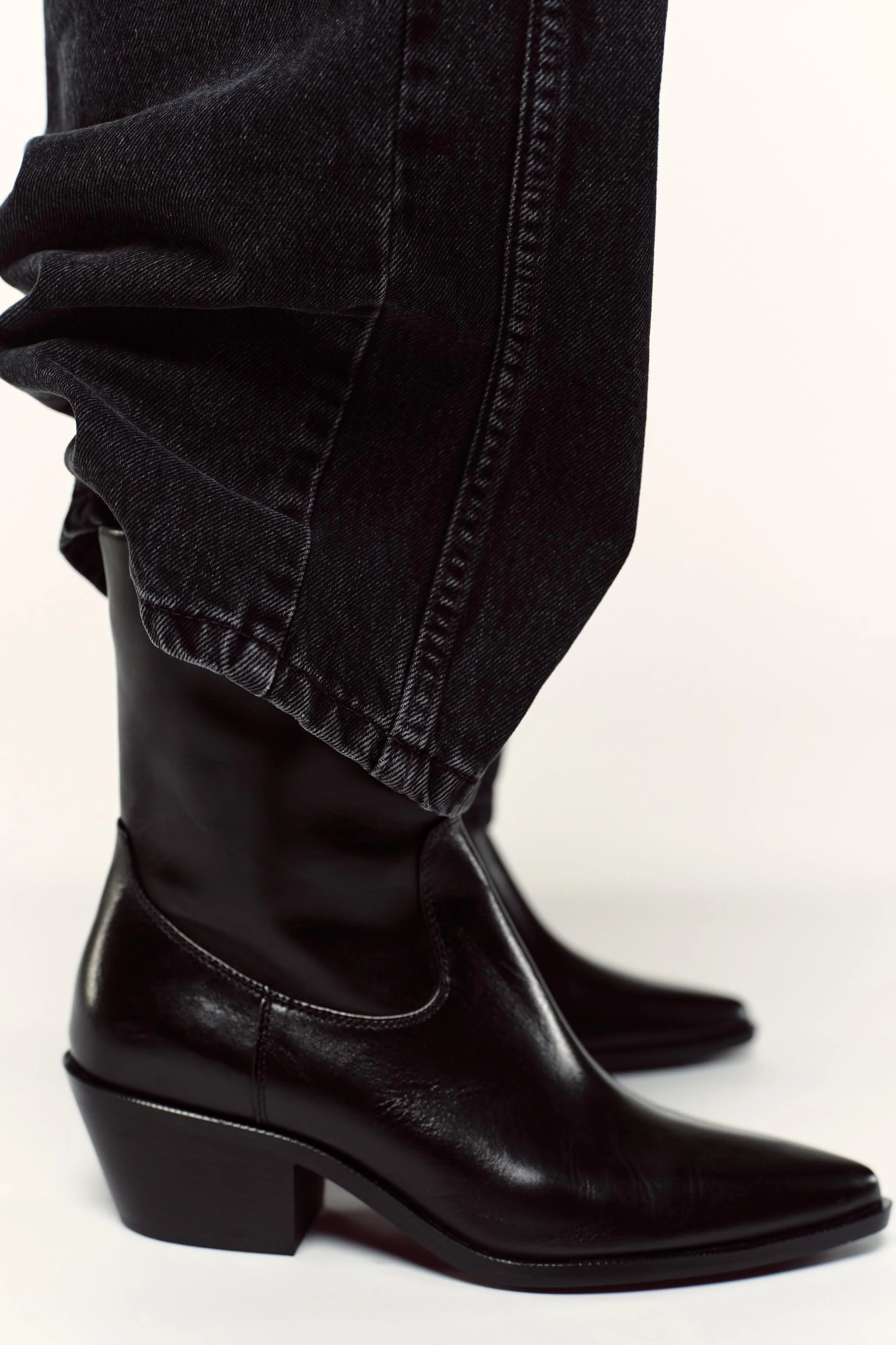 نیم بوت چرمی مدل کابویی نیم بوت چرمی مدل کابویی