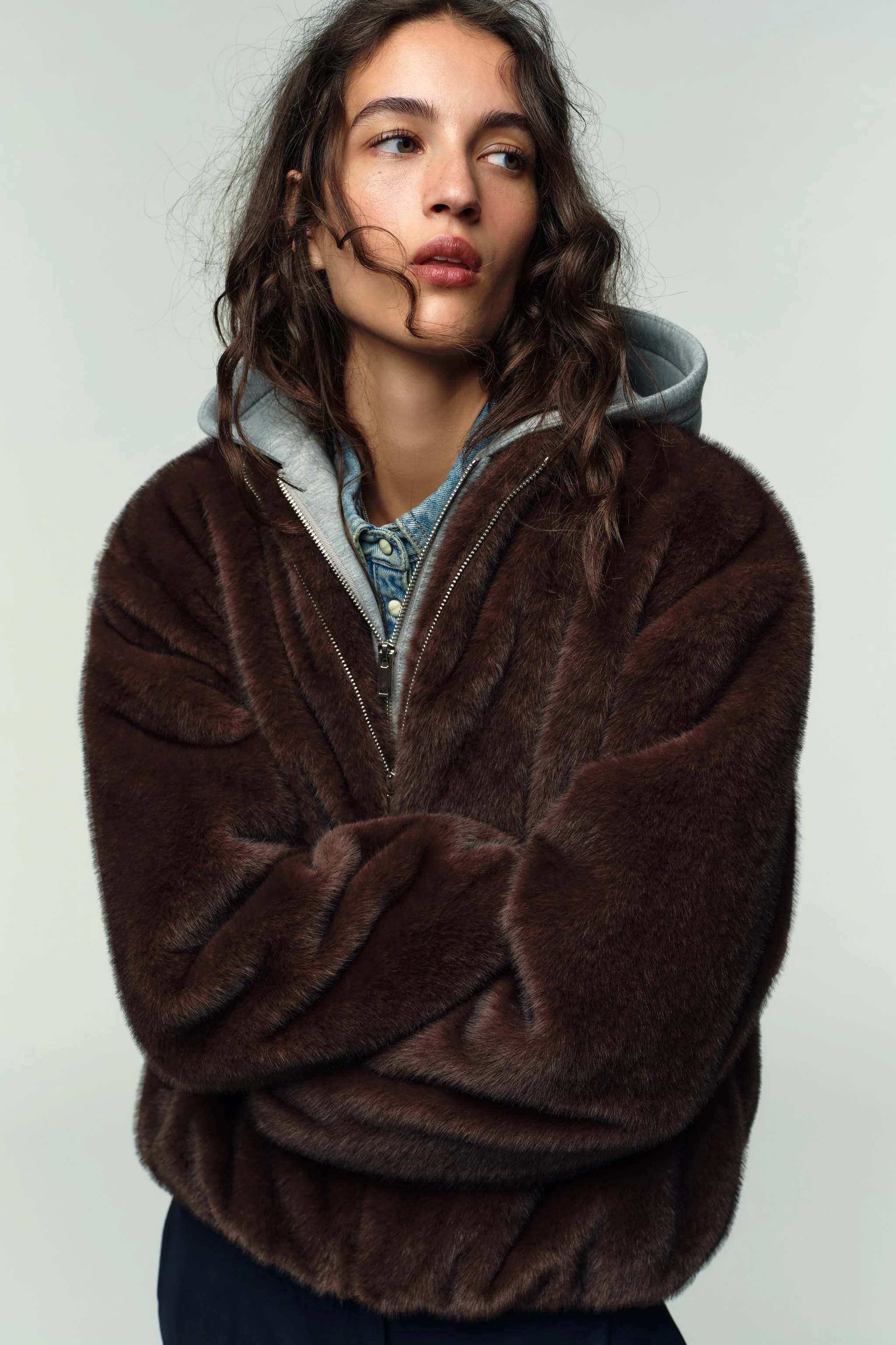 کاپشن خلبانی متضاد با هودی خزدار جداشدنی کاپشن خلبانی متضاد با هودی خزدار جداشدنی