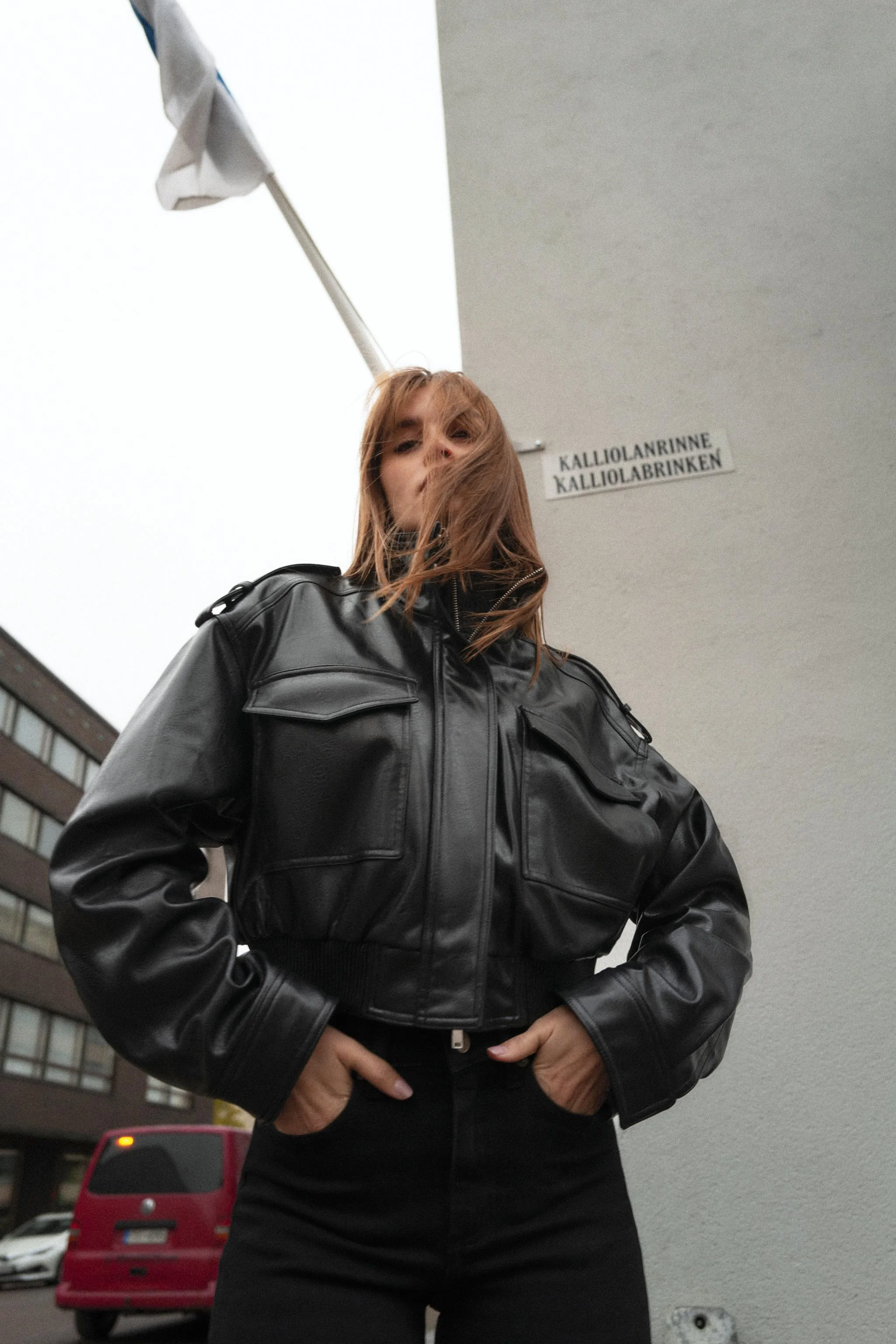 کت چرمی مصنوعی با سرشانههای تزئینی کت چرمی مصنوعی با سرشانههای تزئینی