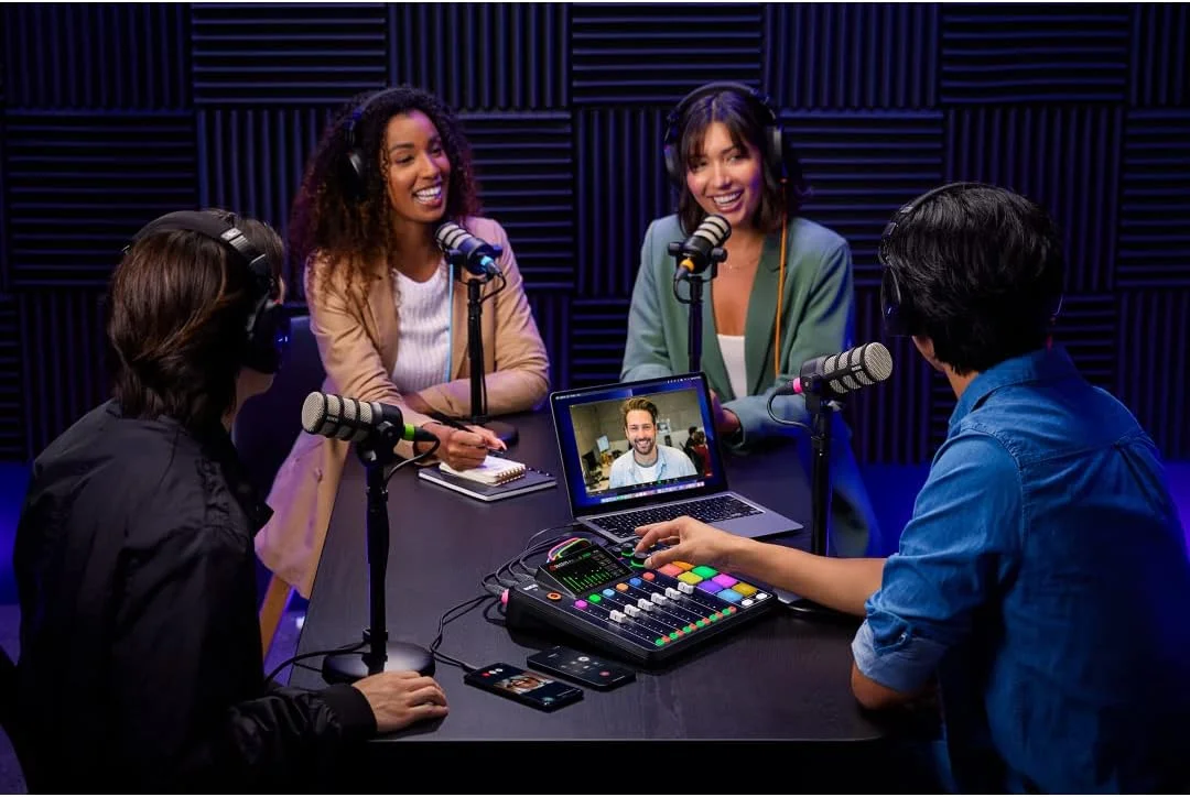 کنسول تولید صدای یکپارچه Rode RODECaster Pro II به همراه 4 عدد میکروفون پادکستینگ داینامیک Rode PodMic، پایه میکروفون رومیزی DS1، کارت حافظه SanDisk microSD 32GB، کابل های XLR و پارچه StreamEye